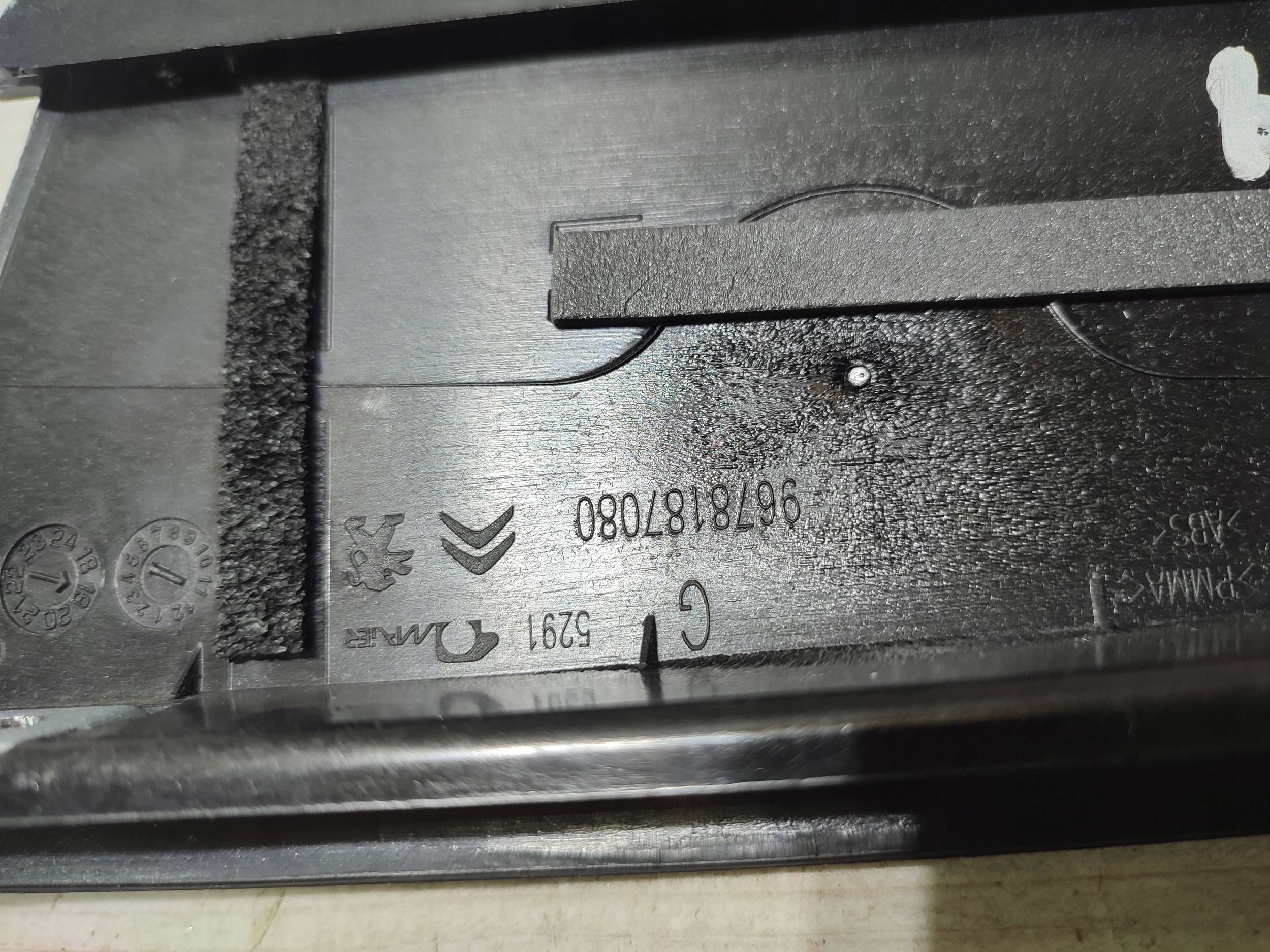 Peugeot 308 2019 front side left moulding door przednich
