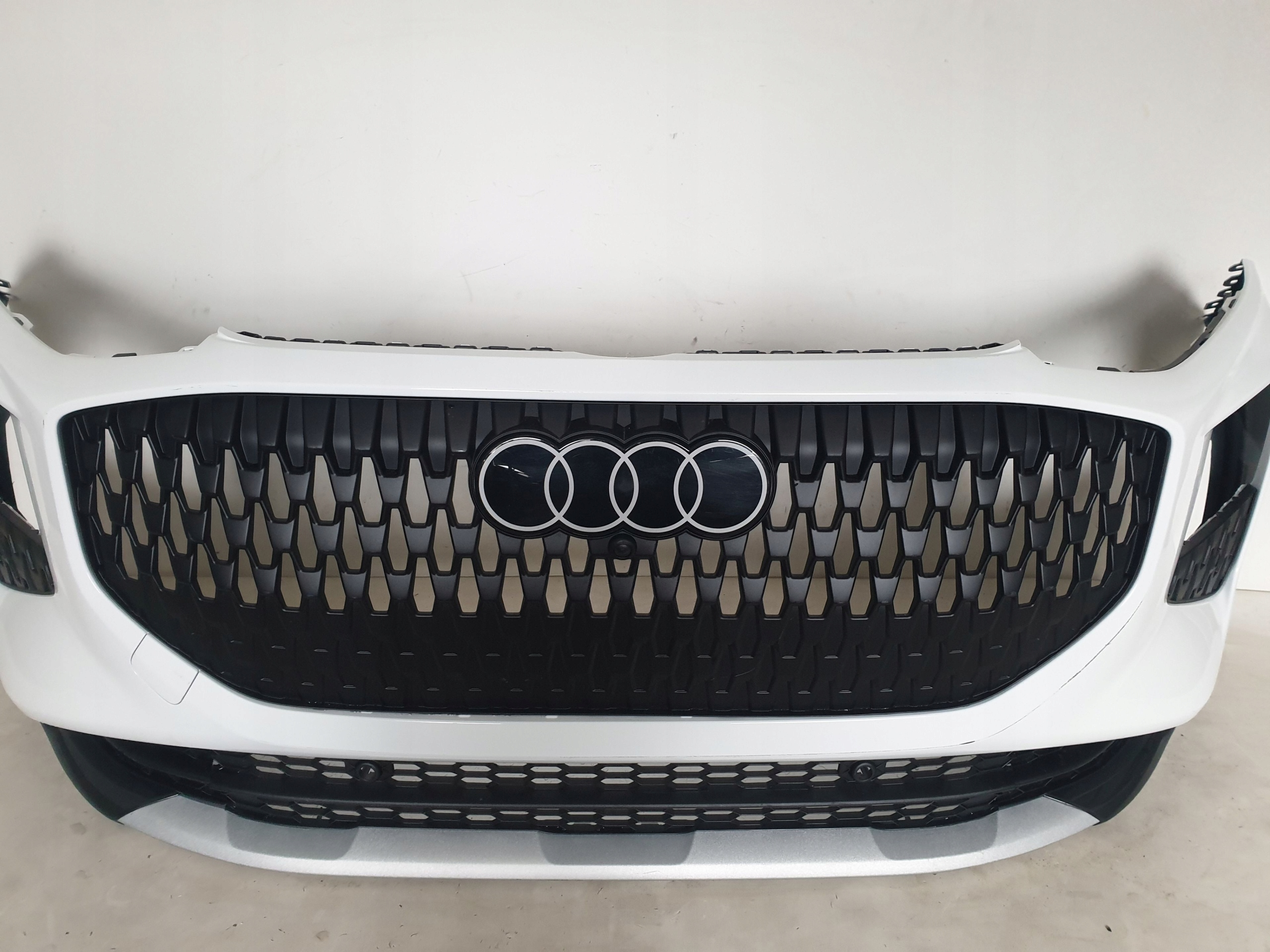 AUDI Q3 III 83H 25-> bumper front front 4 x PDC 83H807437