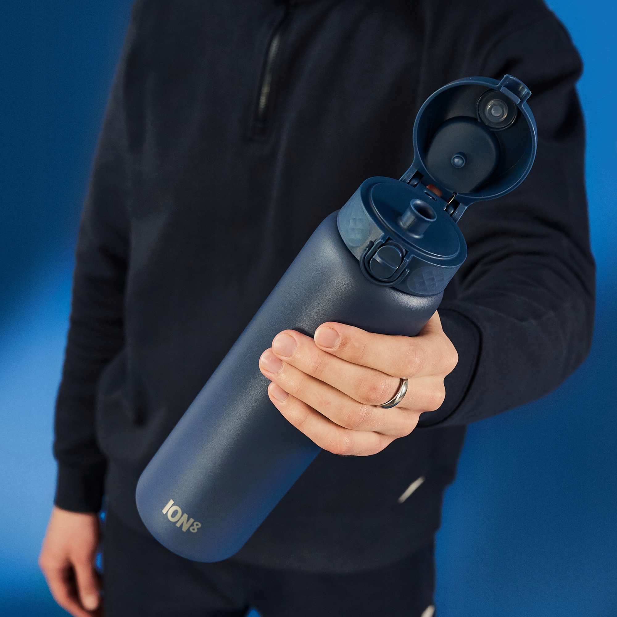 STALOWY DUŻY LEKKI BIDON NA WODĘ NAPOJE STAL NIERDZEWNA SZARY ION8 1,2 l Materiał dominujący metal