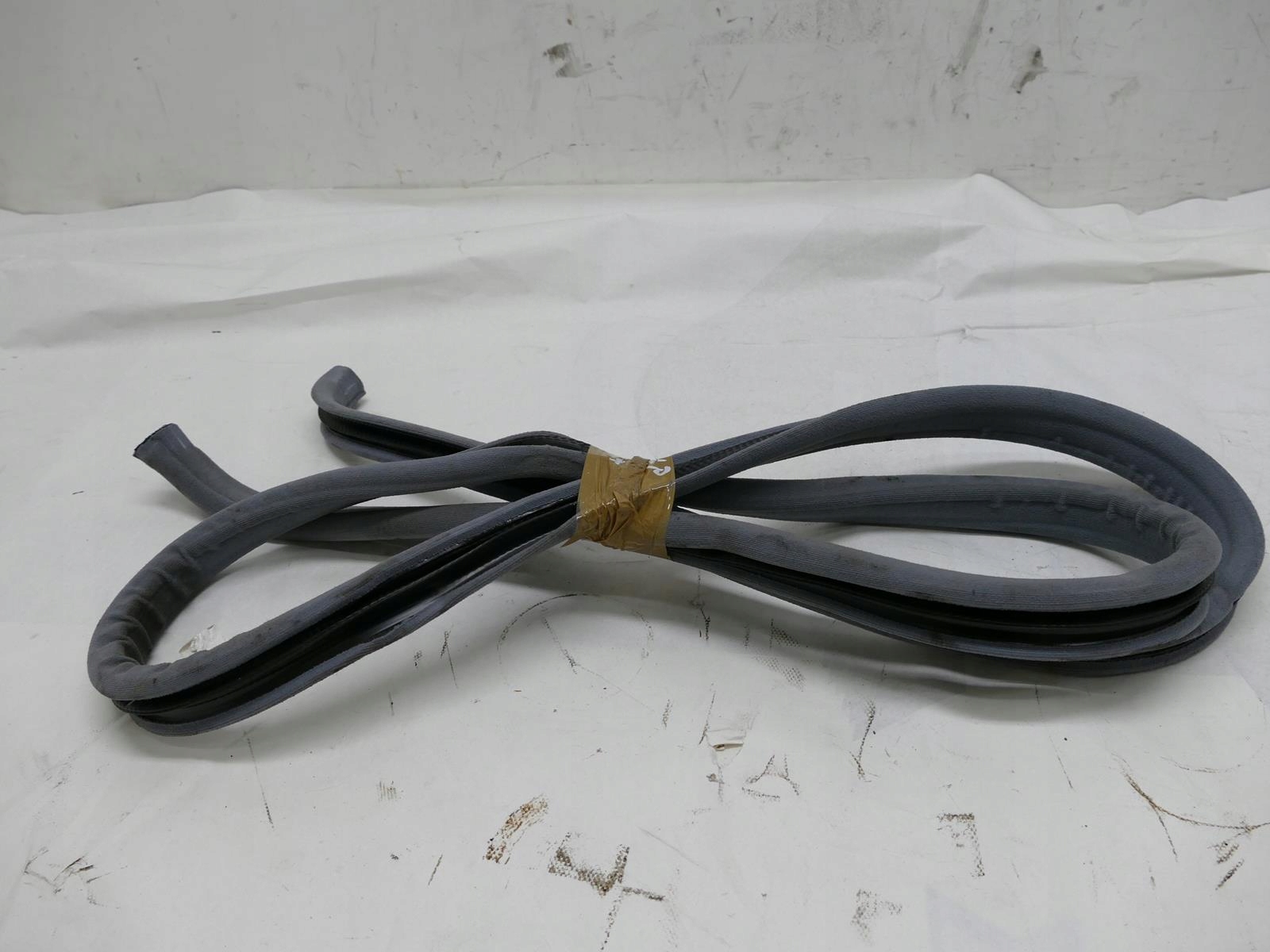 MERCEDES W124 SEDAN USZCZELKA DRZWI LEWY PRZOD