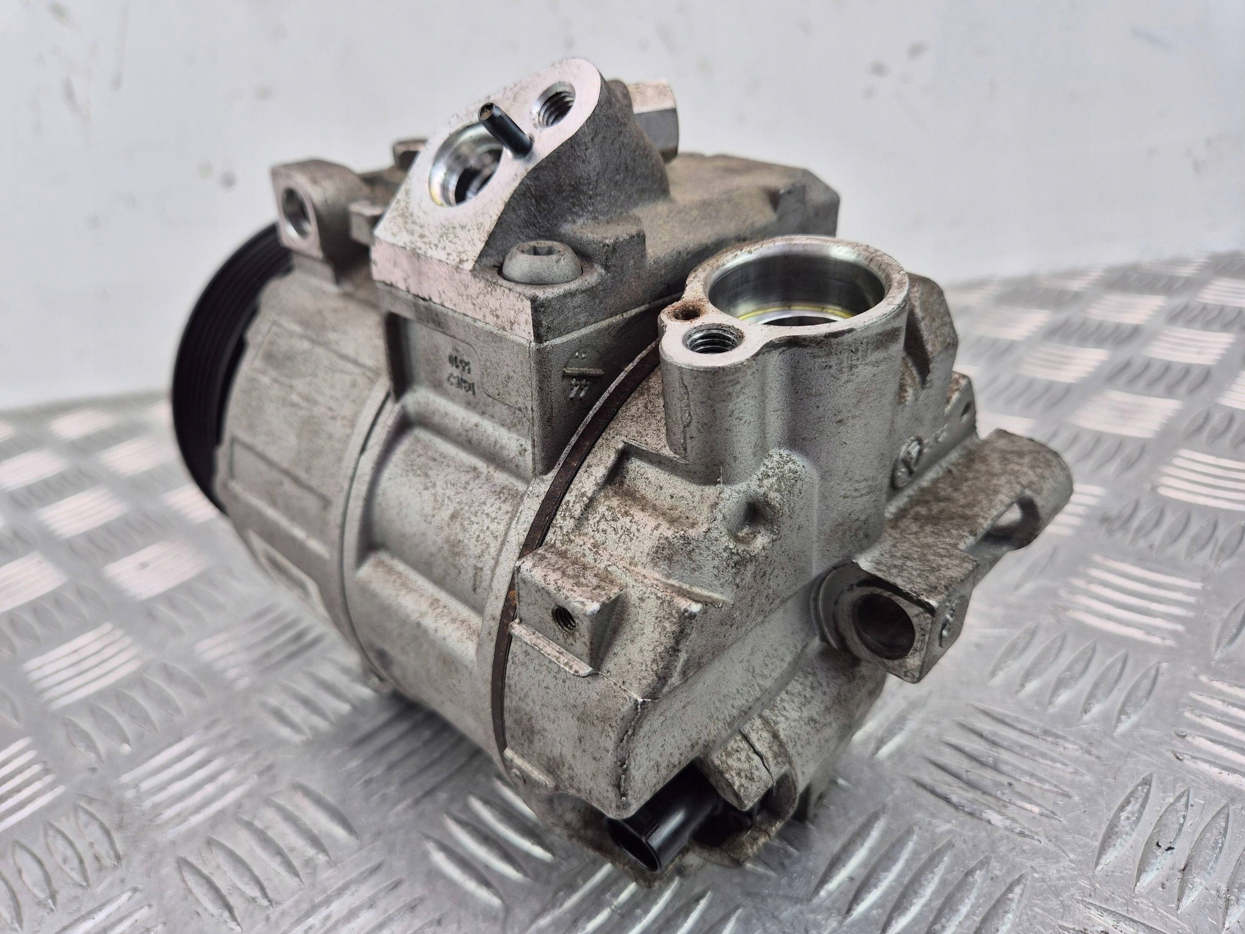 Mercedes C200 CGI W204 compressor; compressor of the air conditioning A0008307800