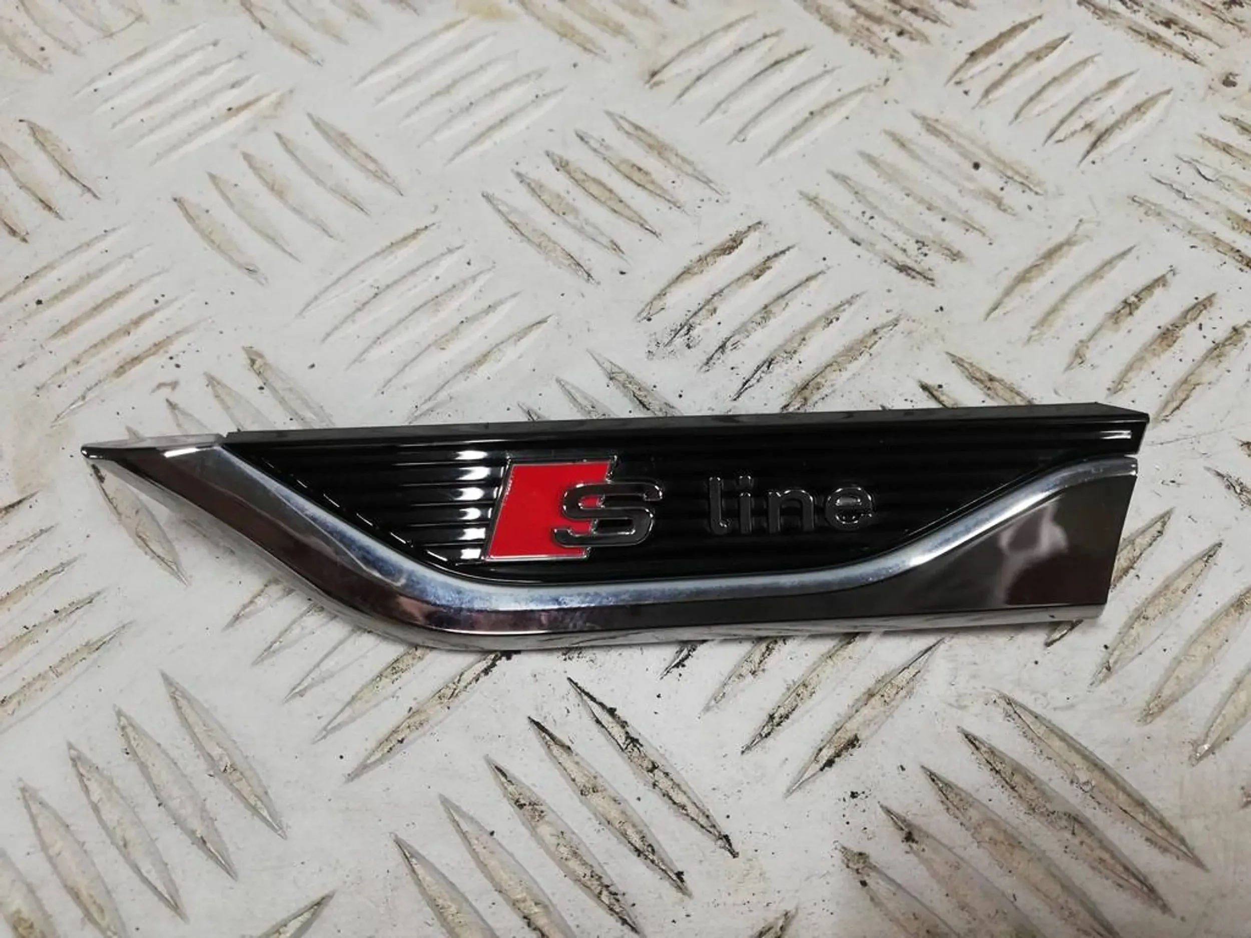 EMBLEMAT ZNACZEK BŁOTNIKA PRZÓD LEWY AUDI A5 8W S-LINE 8W6853601B