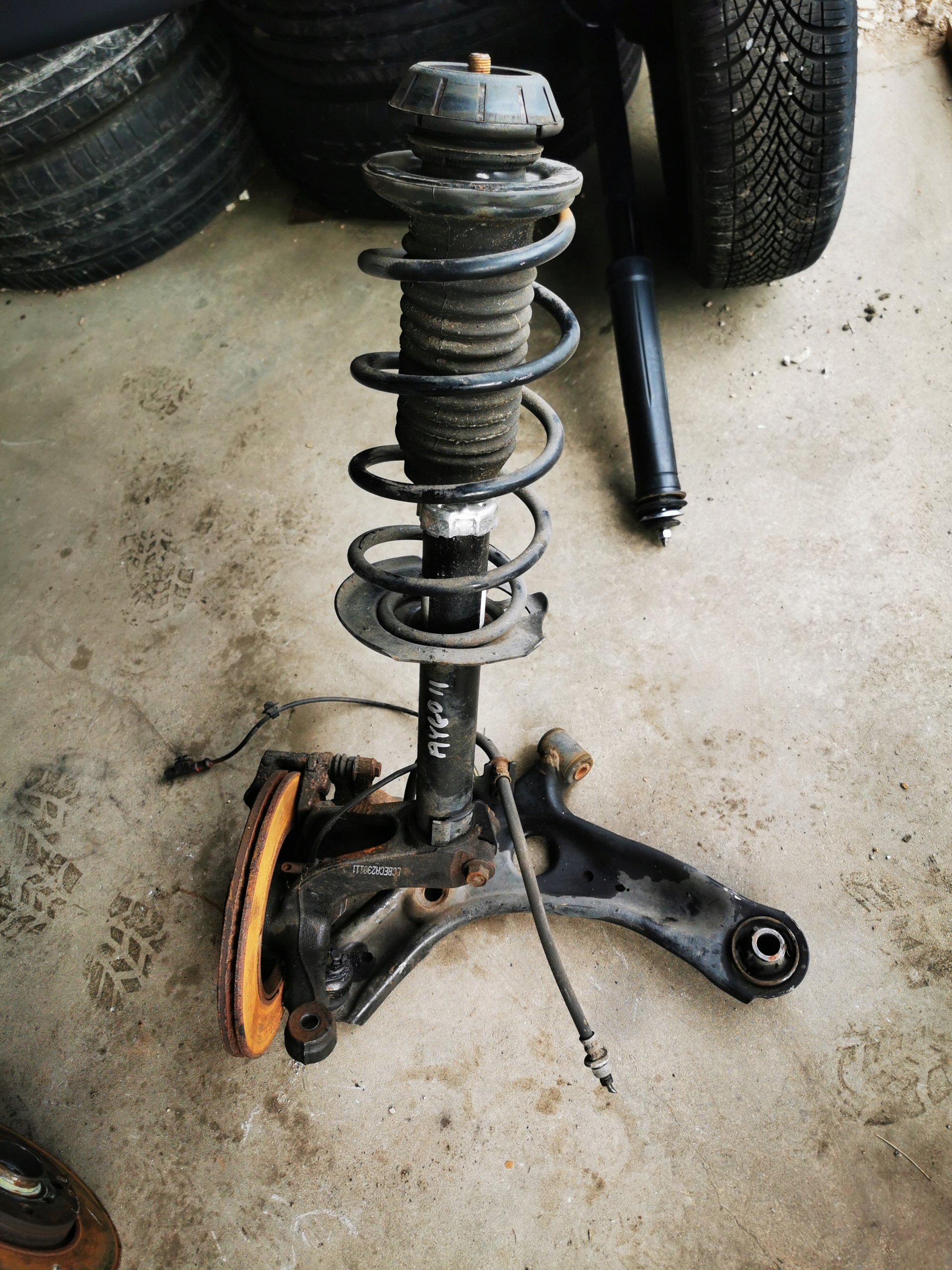 TOYOTA AYGO II C1 II 108 ЦАПФА АМОРТИЗАТОР ПРАВЫЙ ПЕРЕД СТУПИЦА КОМПЛЕКТ!