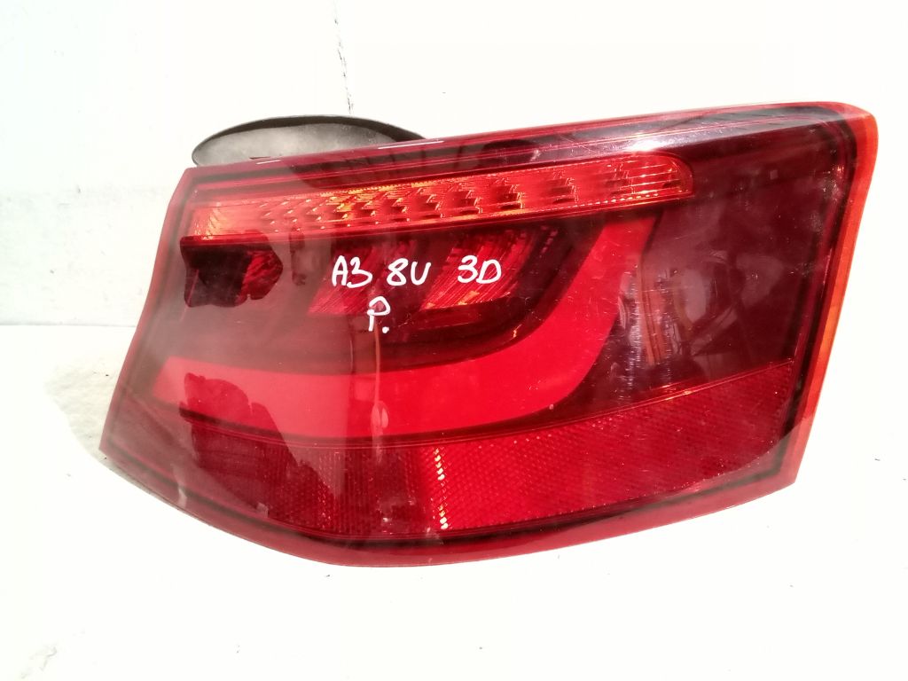 Audi A3 8V feu droit arrière arrière 8V3945096B