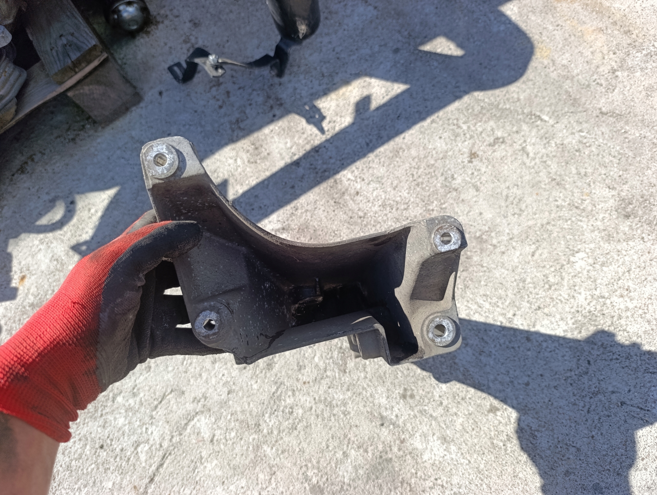 VW T5 1.9 TDI engine mount rear part 7H0199370Q