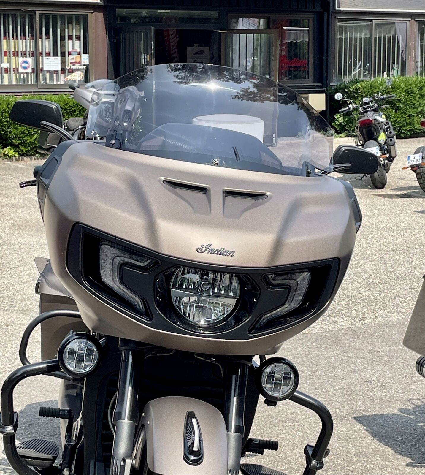 Sklo pro indické Pursuit 1800 (2020-2025) Turistika 5 mm Široká Podohýbaná