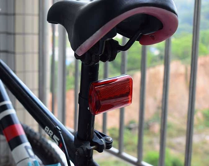 OŚWIETLENIE ROWERU LAMPKI ROWEROWE TYŁ 5 LED HB101 Kolor dominujący czarny