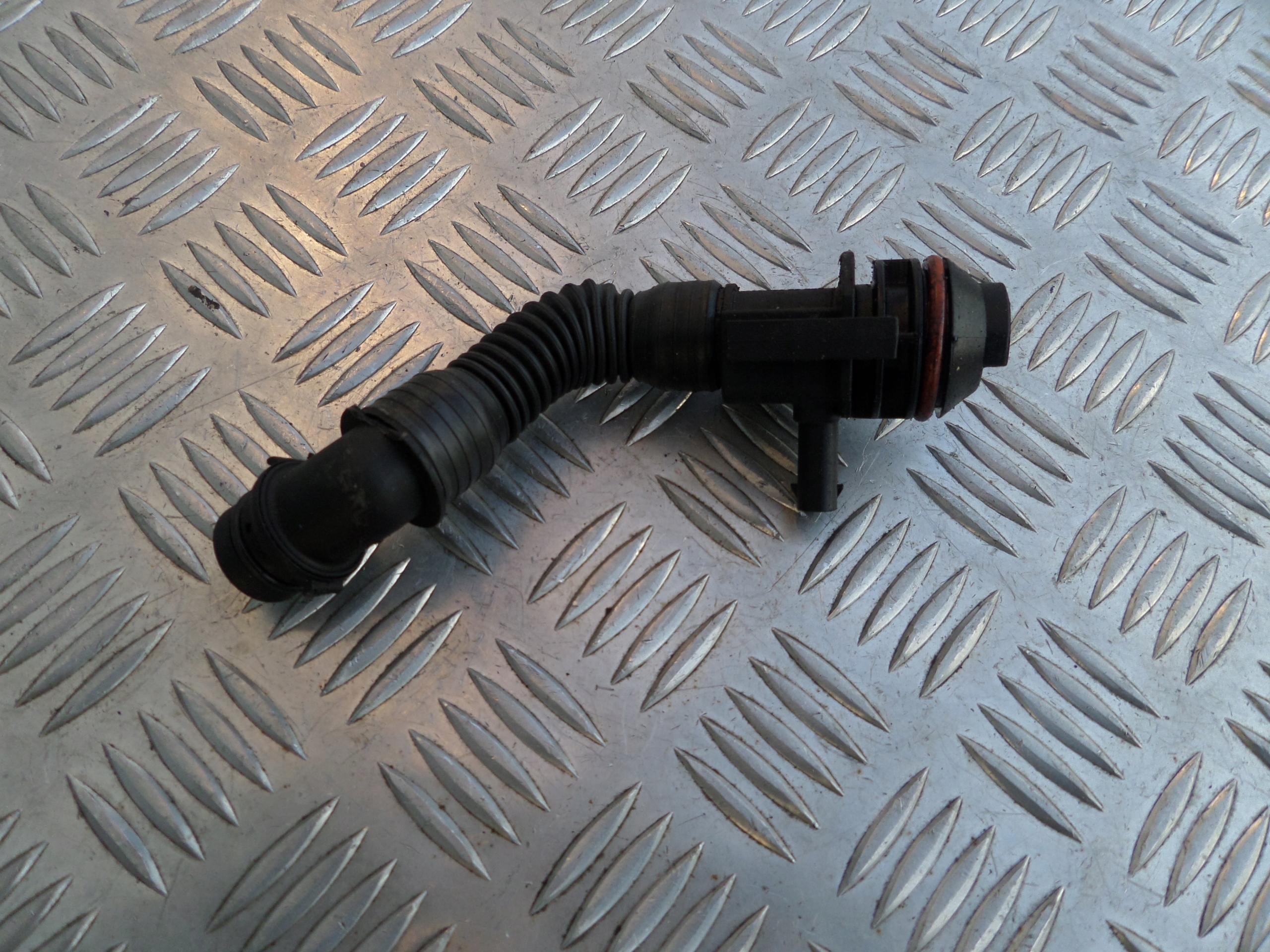 MERCEDES OM654 Przewód odmy separatora oleju A6540100012