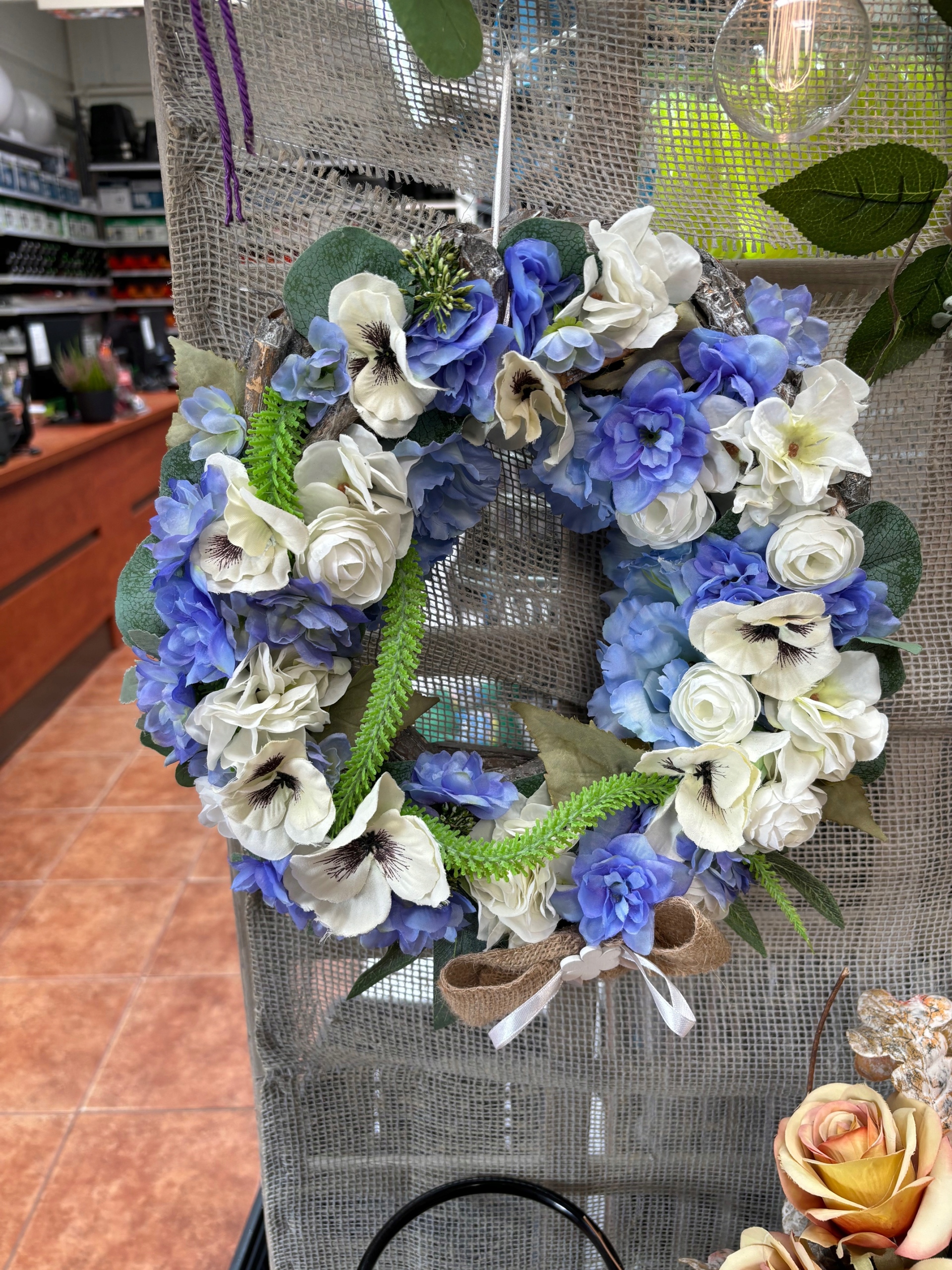 Dekoračný veniec na hrubých vetvičkách, modrý, 25-30 cm