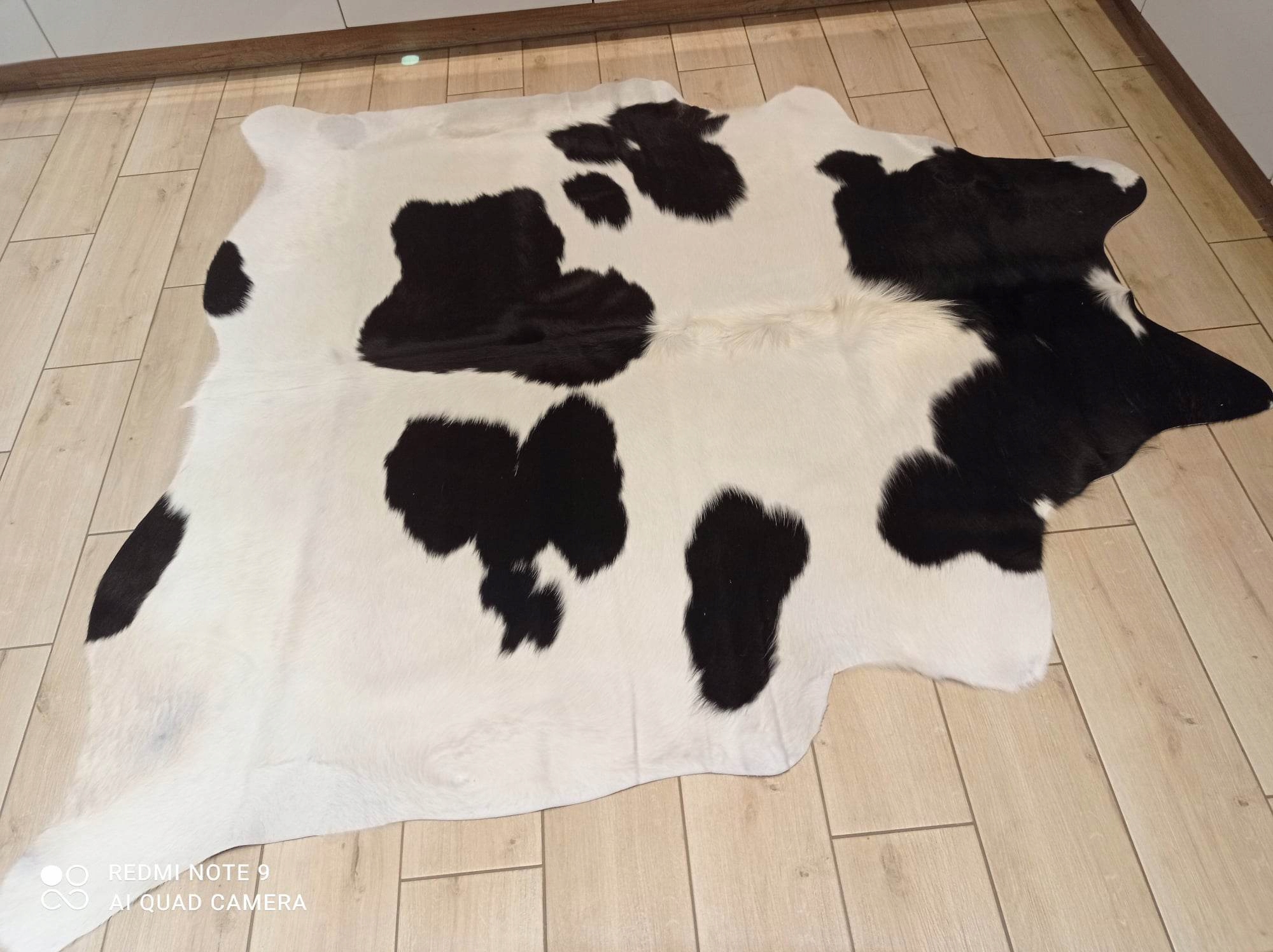 Красивая коровья кожа пятнистая черная и кремовая корова тип натуральная