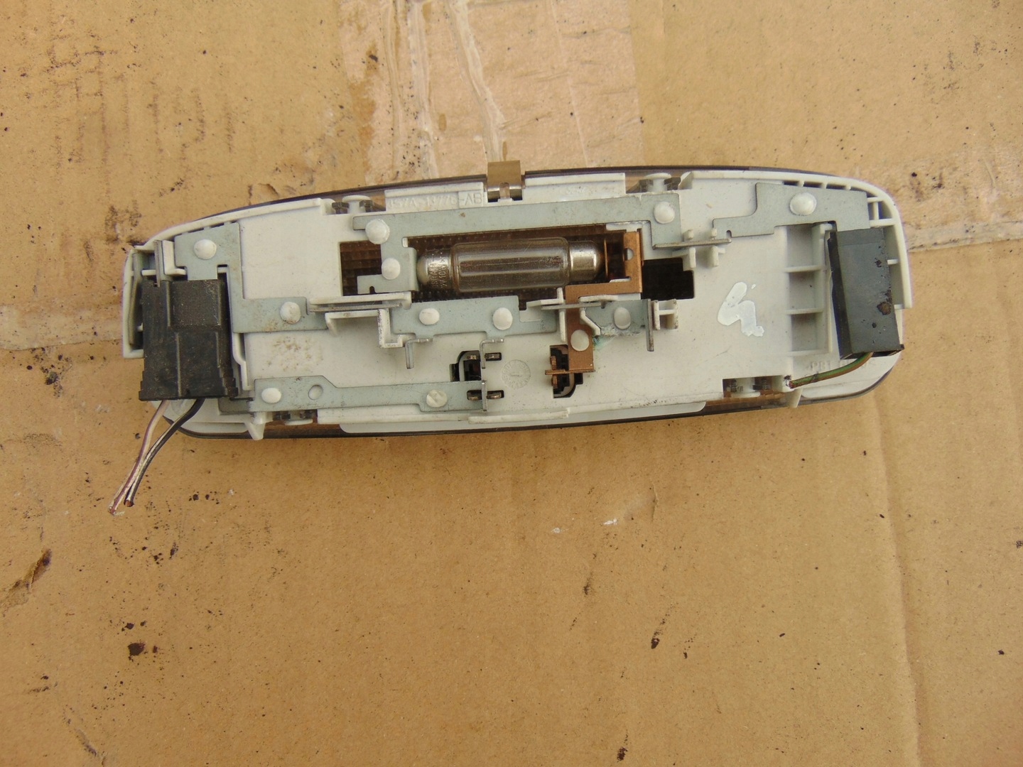 LAMPKA PODSUFITKI FORD MONDEO MK4 Producent części Ford OE