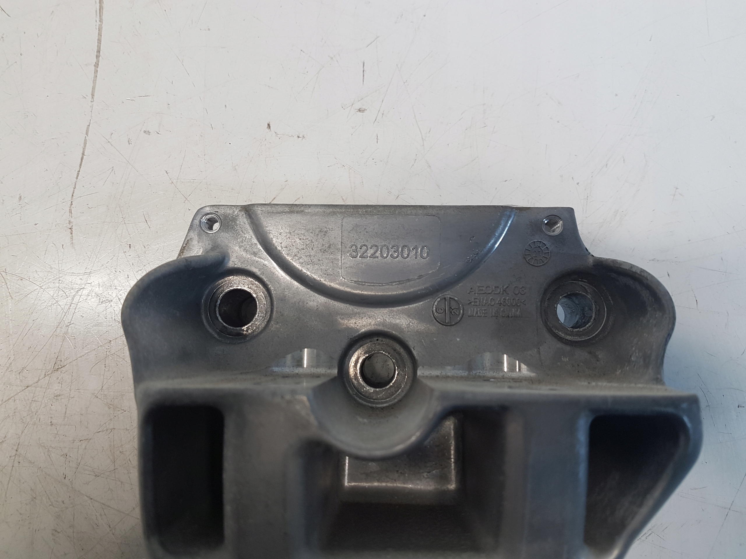 VOLVO XC40 T3 engine mount right 32203010