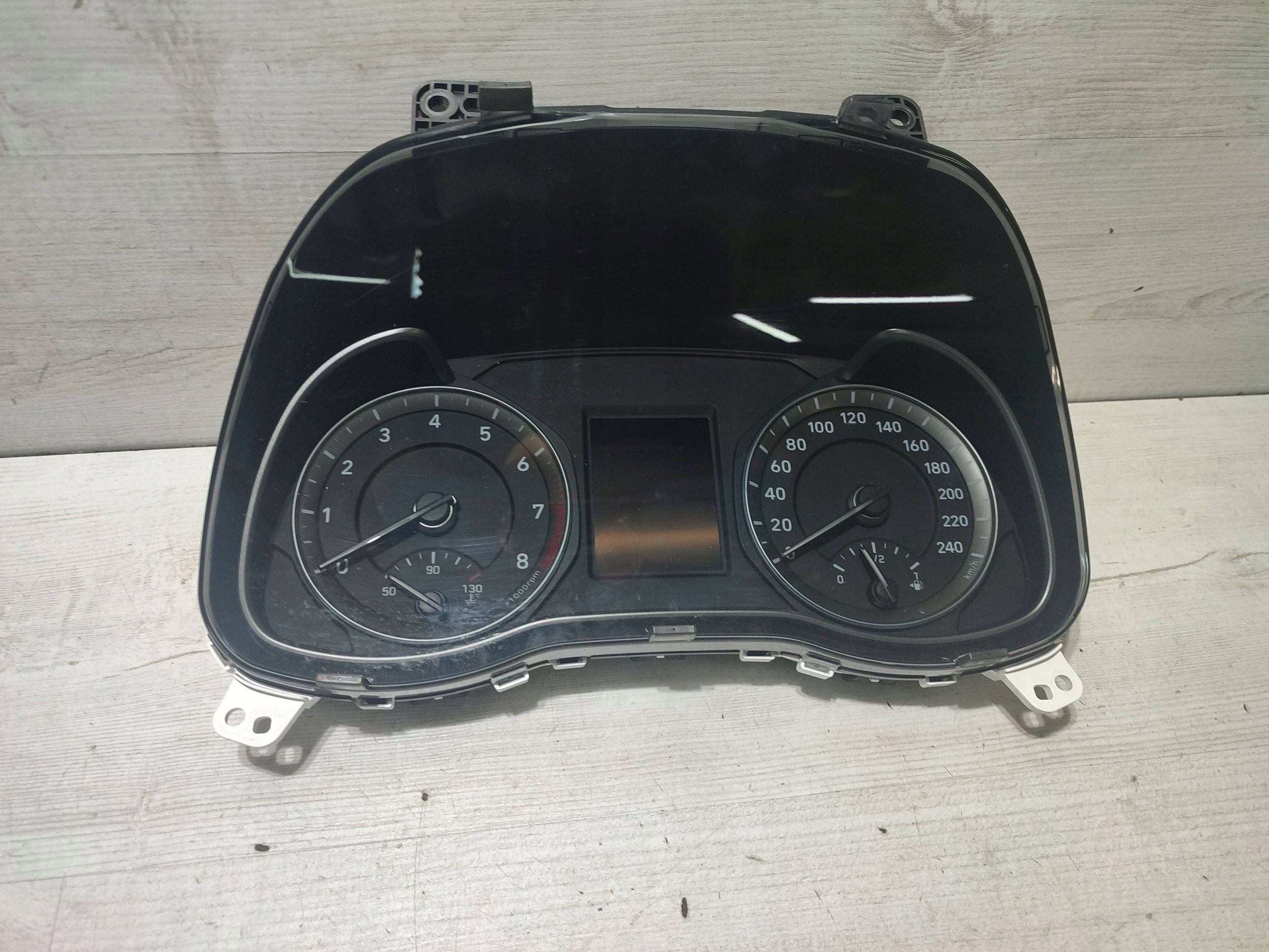 Hyundai Kona and 2018 dials clock