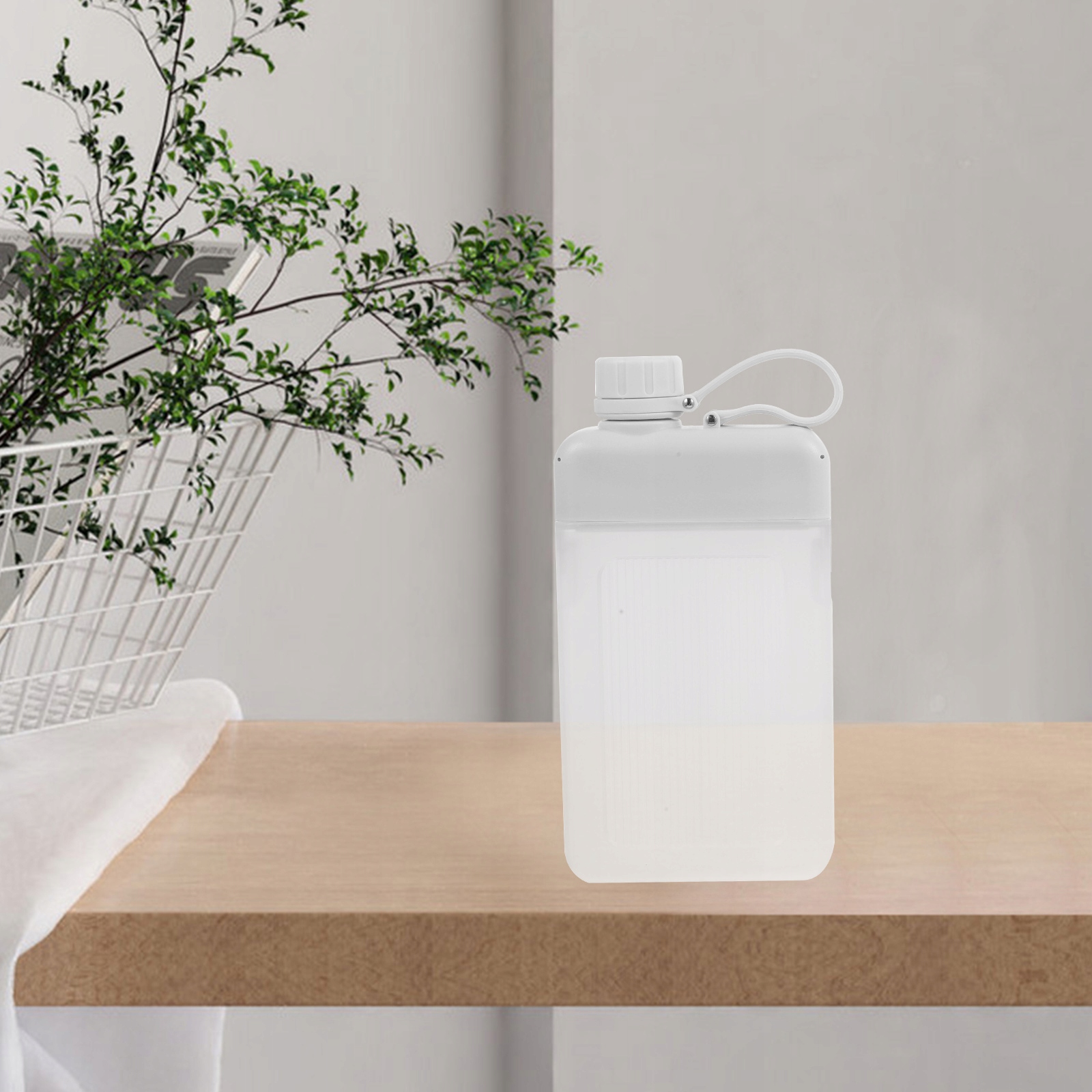 KWADRATOWA BUTELKA NA WODĘ PŁASKIE KIELISZKI SPORTOWE Wiek dziecka 18 lat +