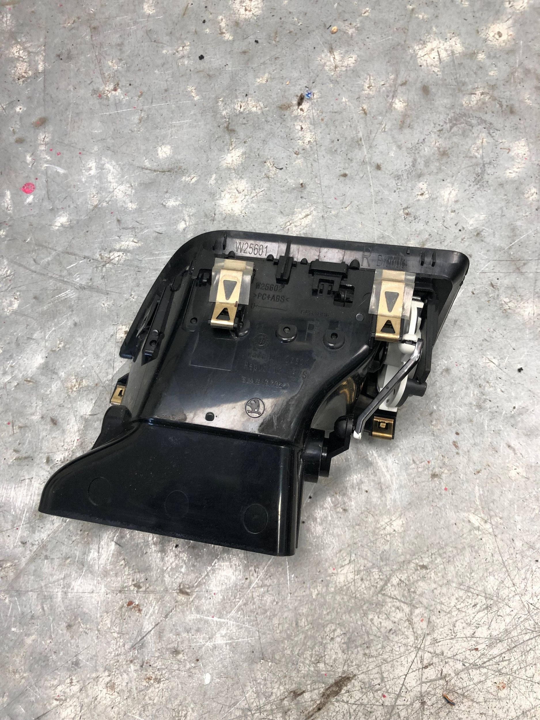 grid air conditioning devices right front SKODA RAPID 5JA819702J