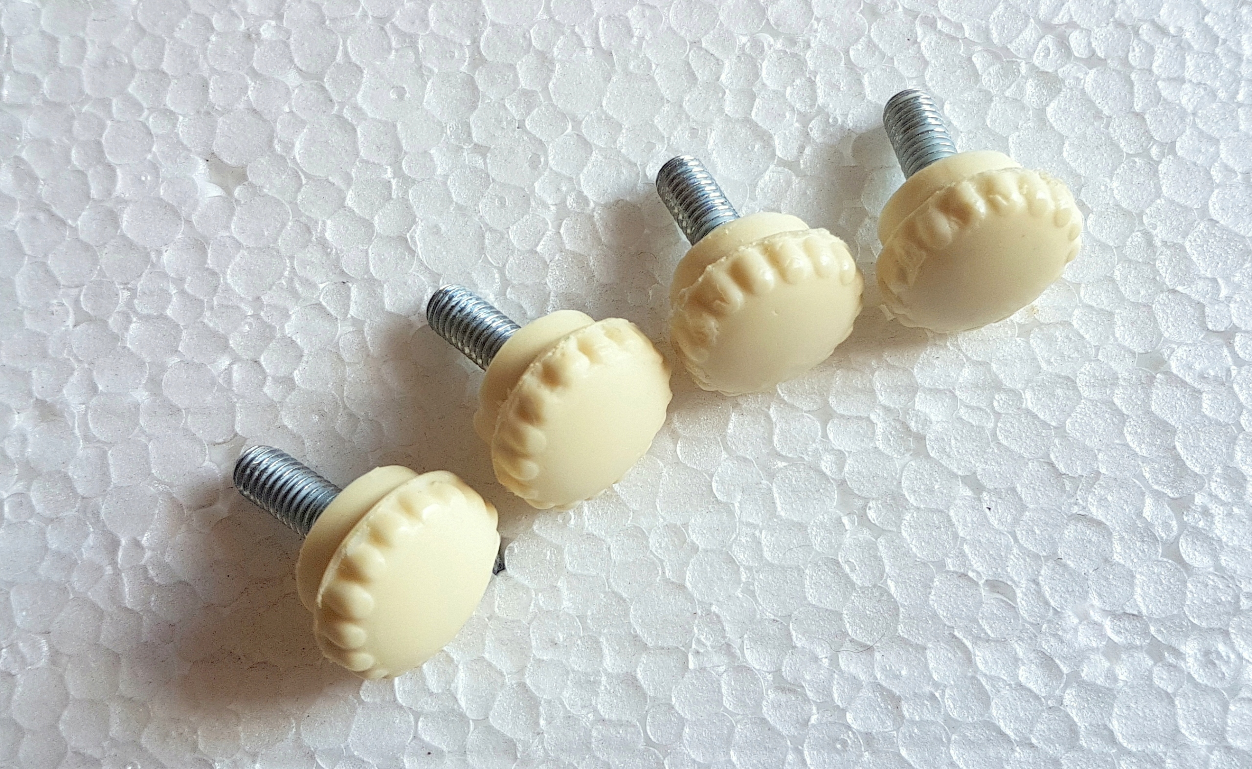 Śruby osłon gaźnika RYŚ kremowy