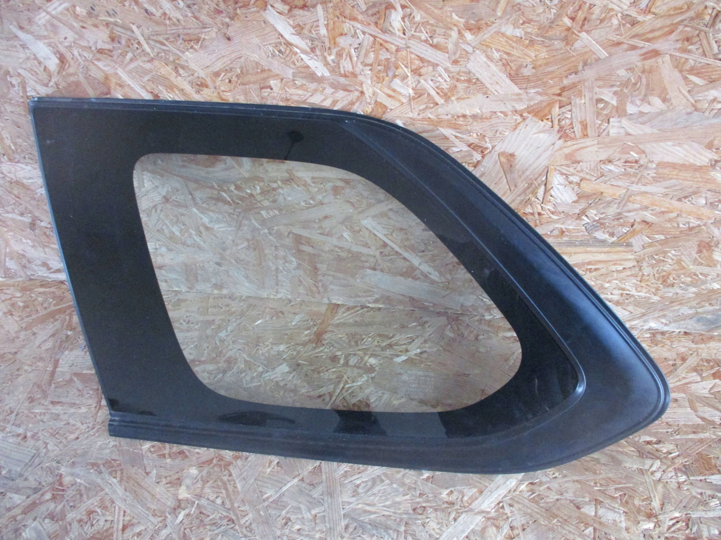 vitre aile gauche MITSUBISHI OUTLANDER III