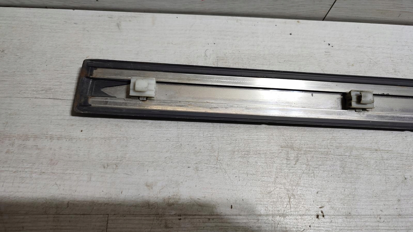 moulding door left front upper Mercedes w124