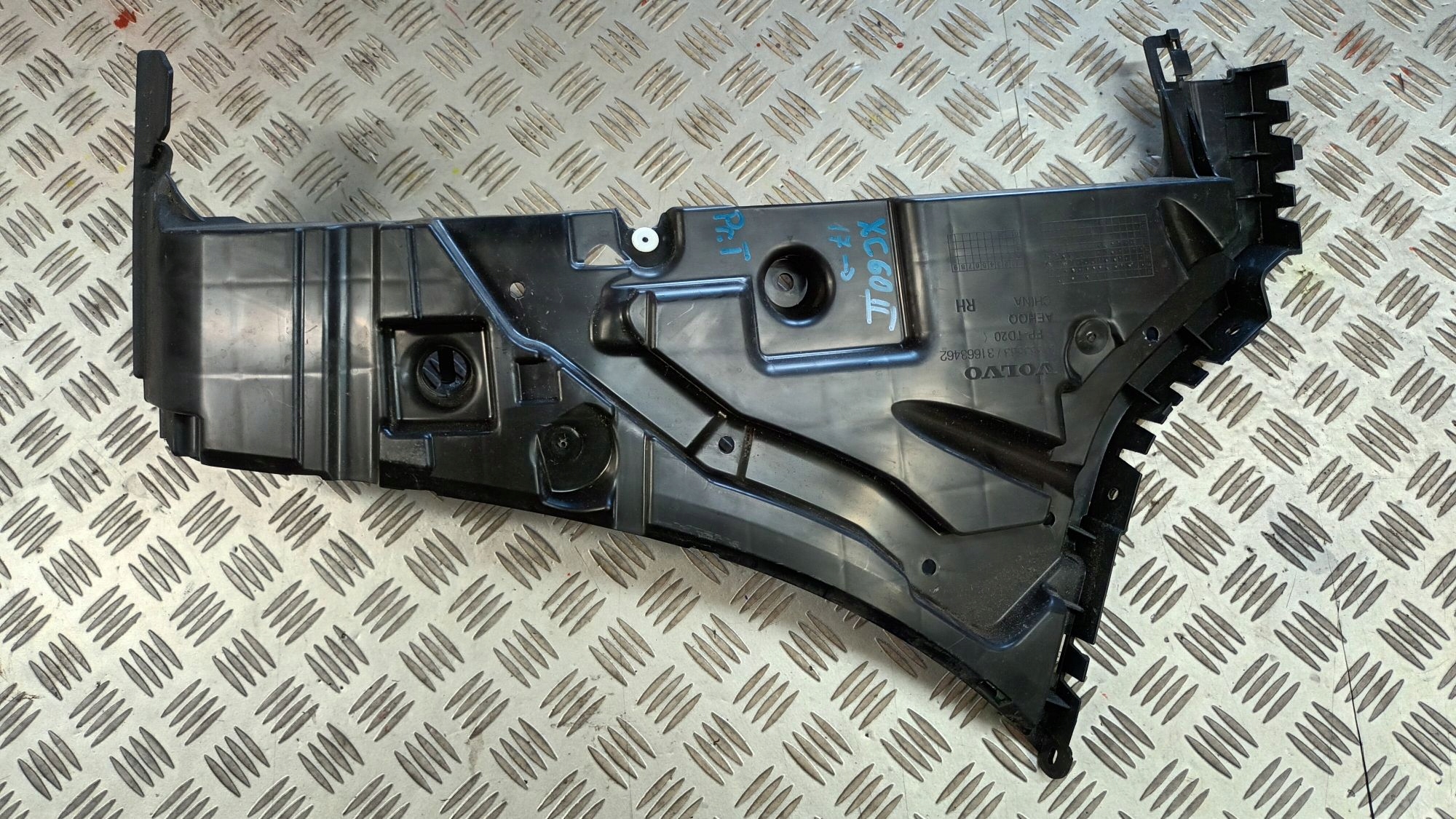 right bumper bracket of the rear VOLVO XC60 2017->