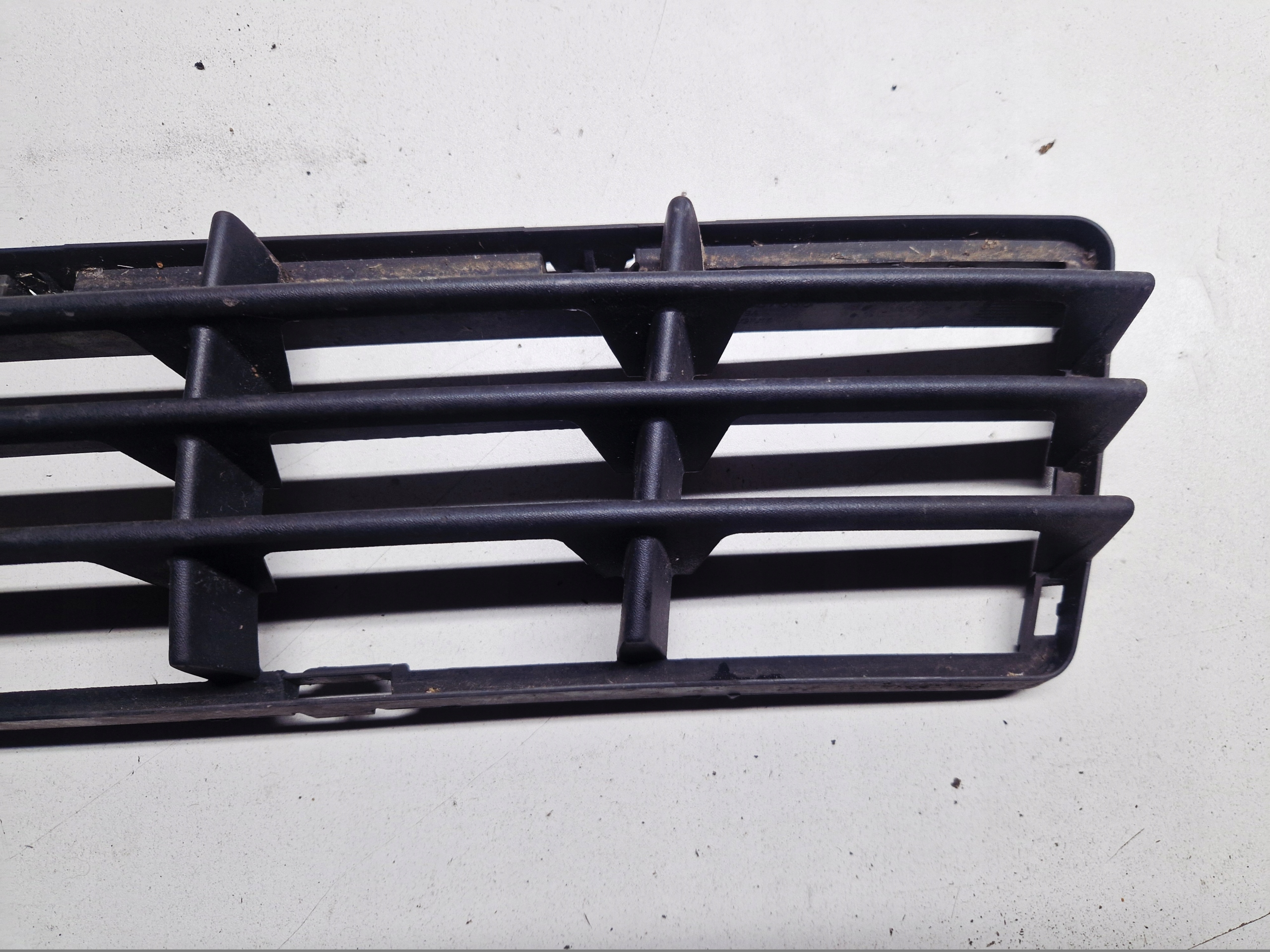 grid of a bumper front central VOLVO V50 S40 II 30657006