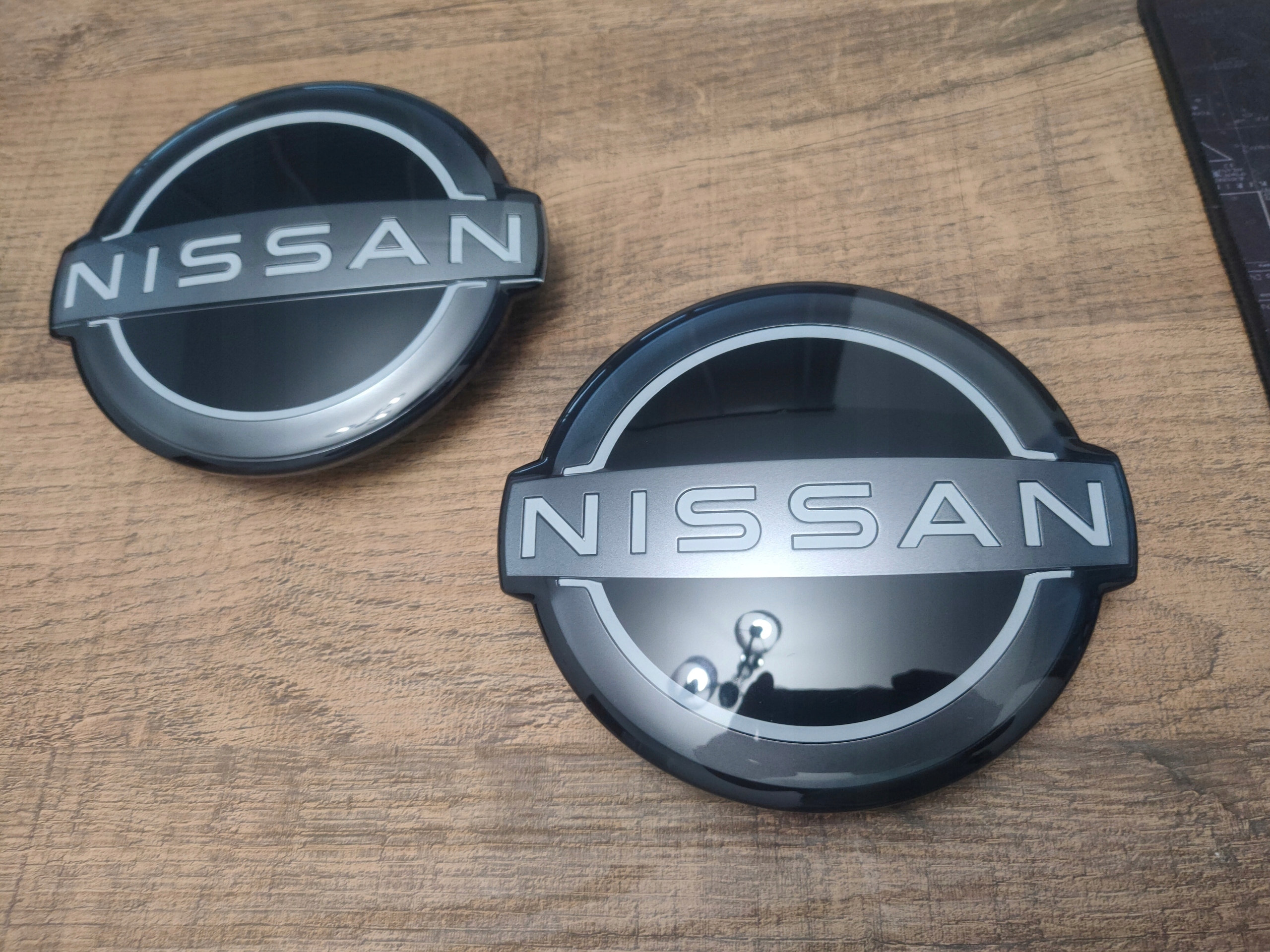 Nissan X-Trail T33 Qashqai II Emblemat Znaczek OrYGINAŁ LOGO 628906US0A JUK