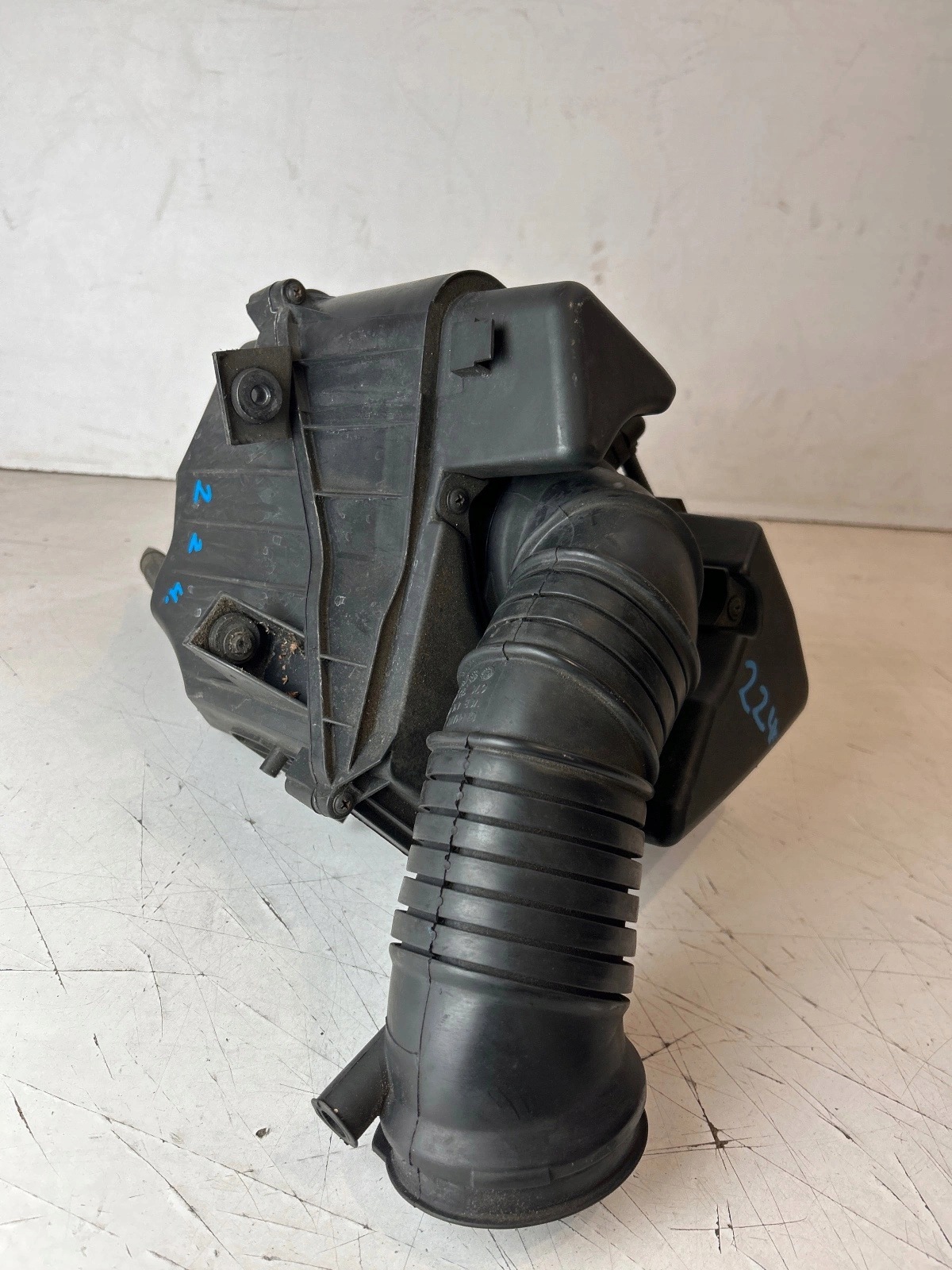 air filter housing Audi A8 D3 lift 6.0 W12