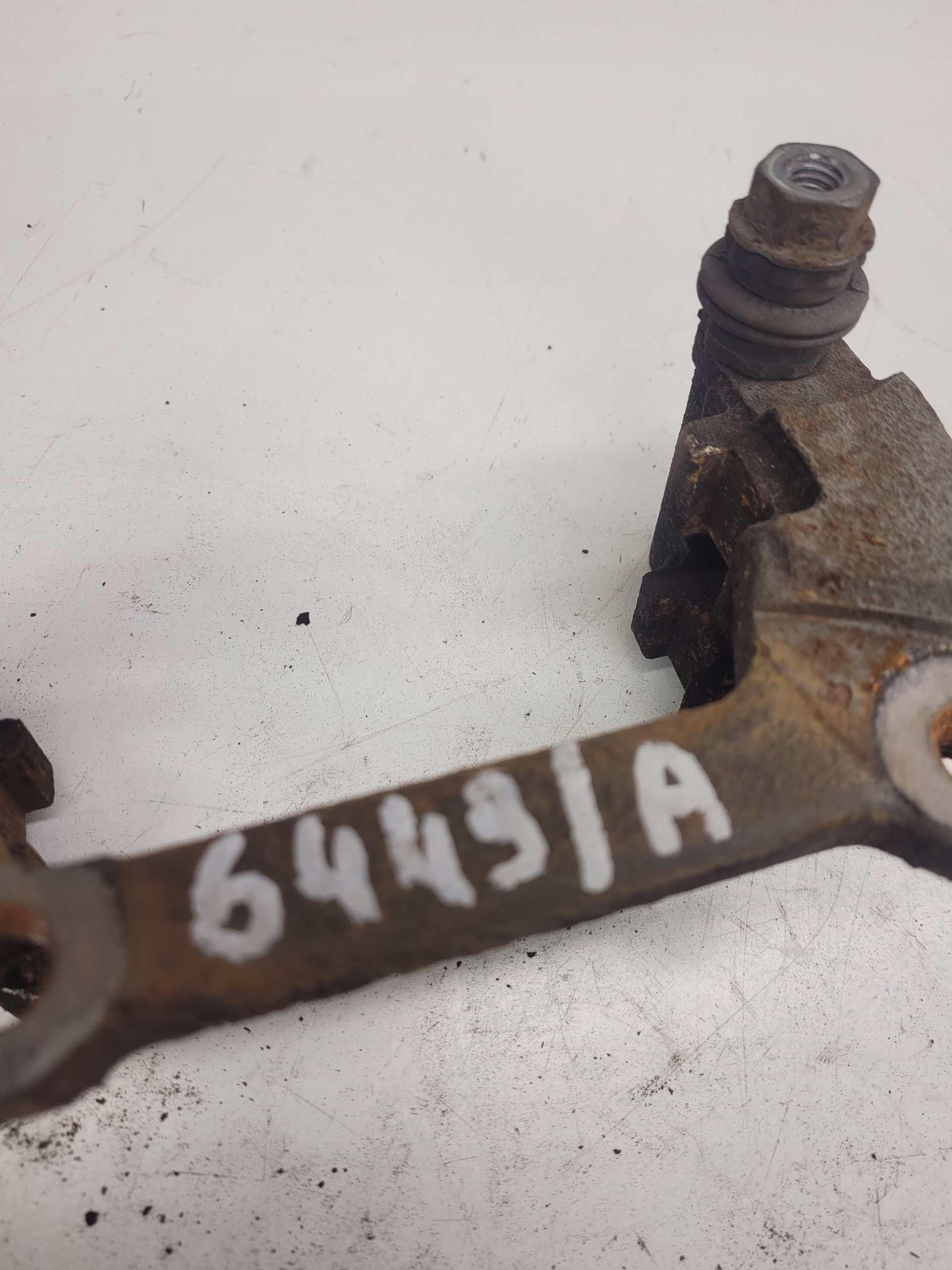 JARZMO třmenu záď AUDI VW SEAT SKODA 6449/B
