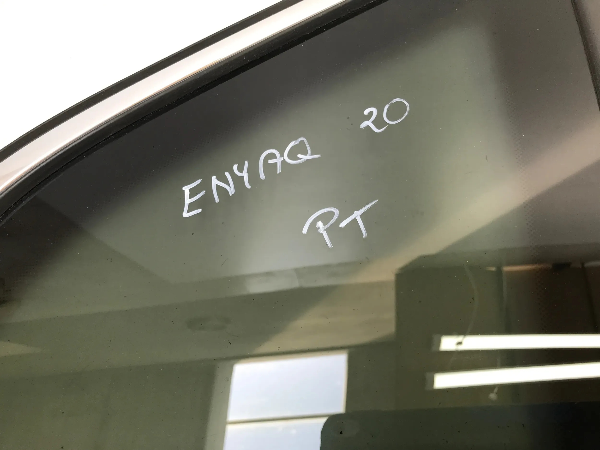 SKODA ENYAQ iV 2020 SZYBA KAROSERYJNA PRAWY TYŁ 5LG845298C CHROM CIEMNA Producent części Skoda OE