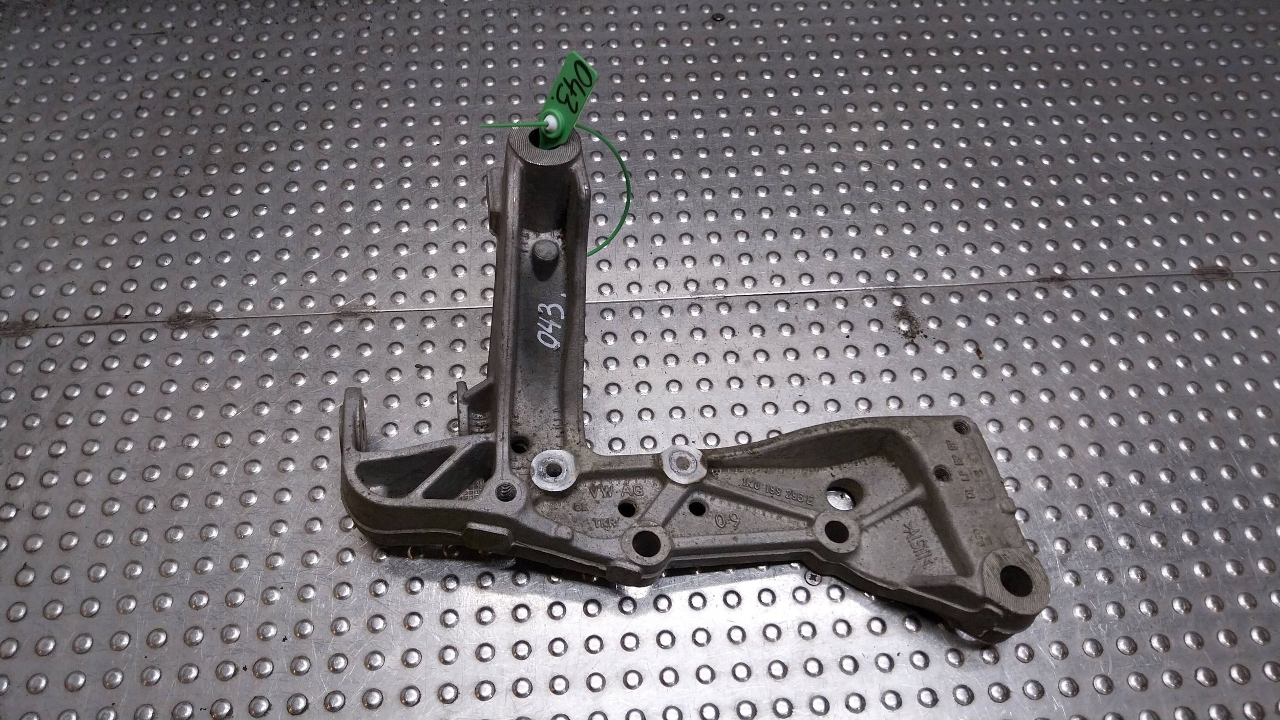 console arms right front 1K0199296E GOLF V AUDI A3 8P LEON II CADDY III