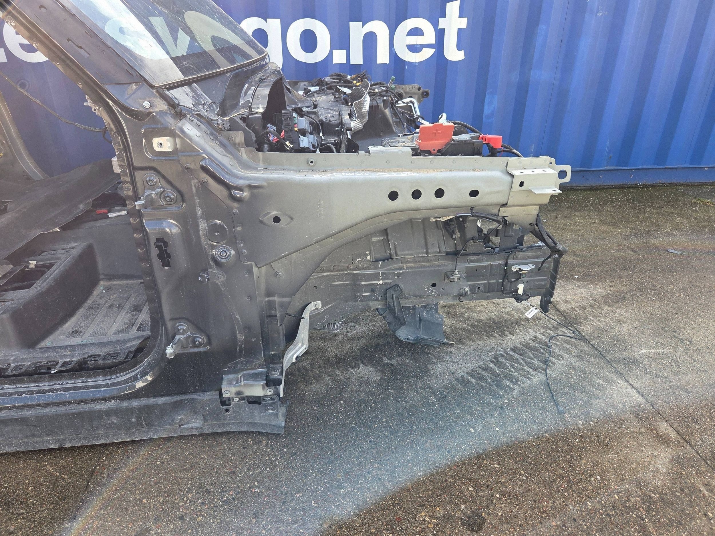 Land Rover Defender L663 čtvrtka přední pravá (TT08)
