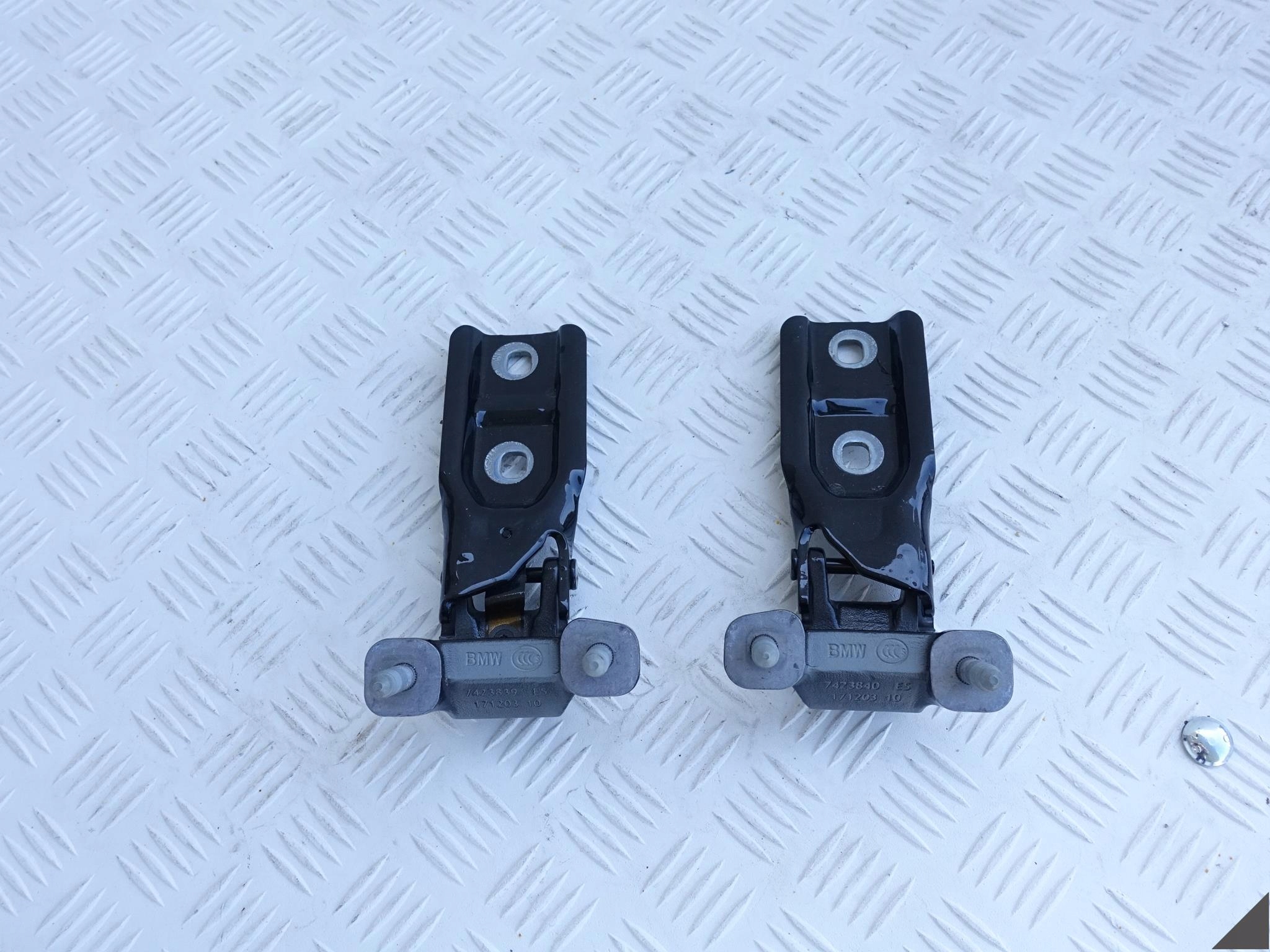 7423839/7423840 - BMW X2 F39 петля крышки багажного отсека задняя L + P в сборе