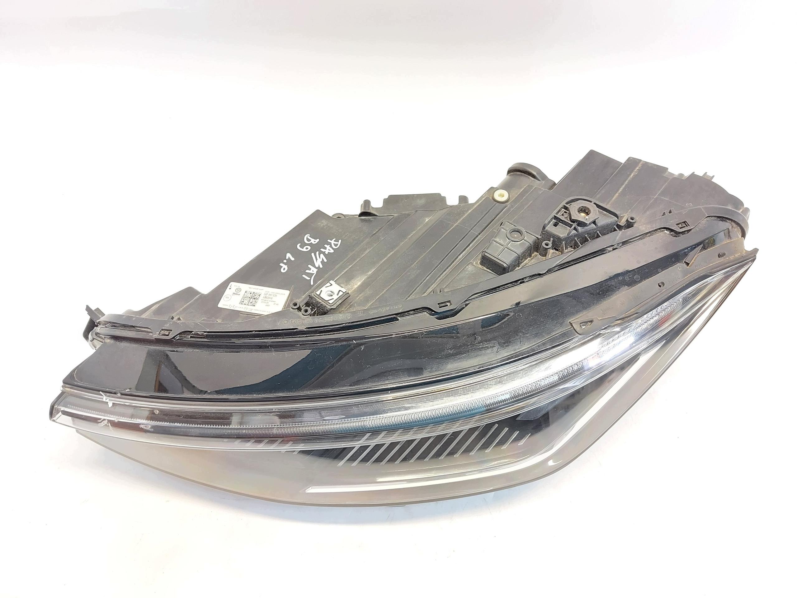 VW Passat R B9 3J0 2025r light left front front RHD 3j2941035