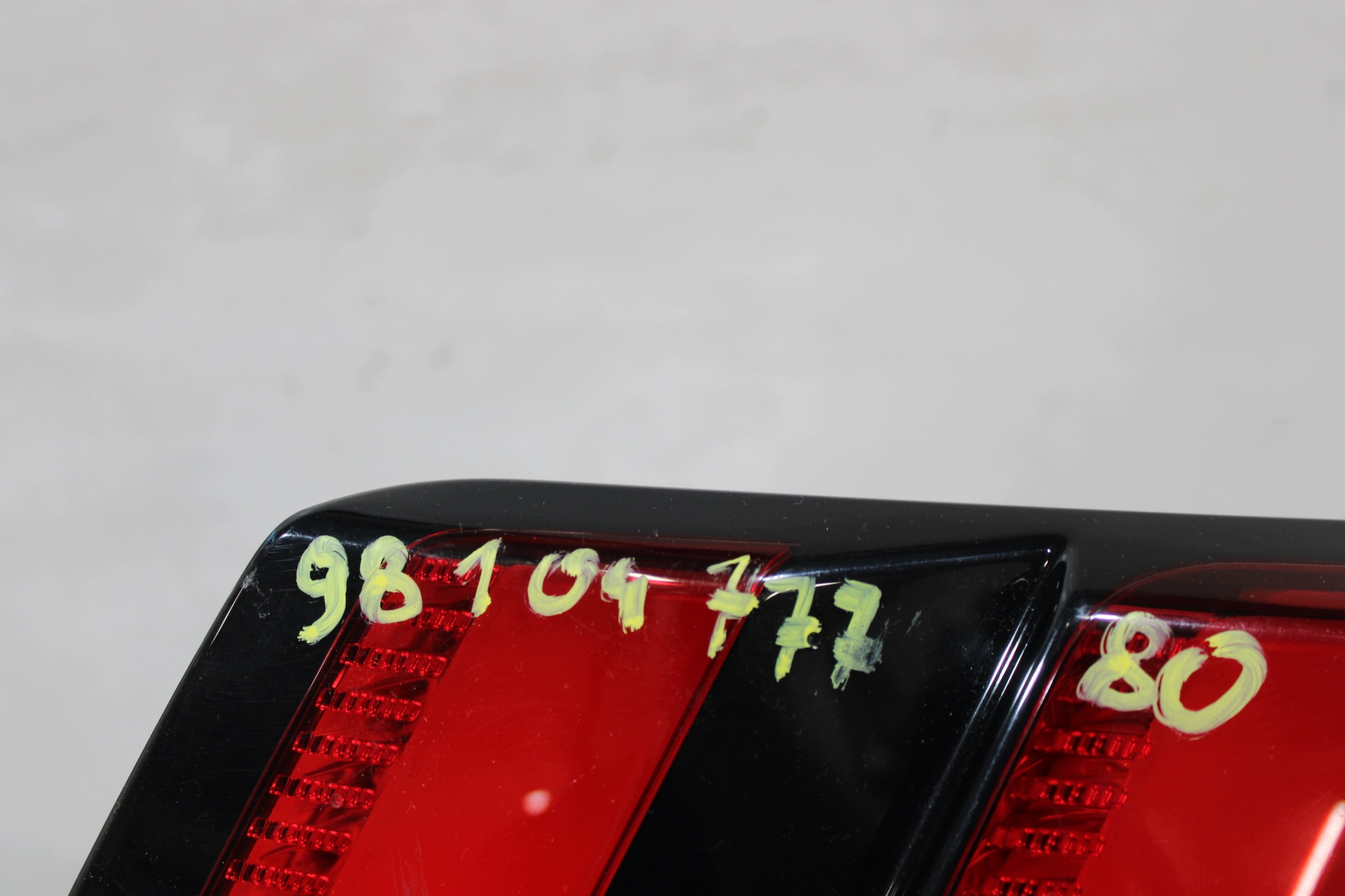 light bonnet boot right rear part 9810477780 PEUGEOT 3008 II 2
