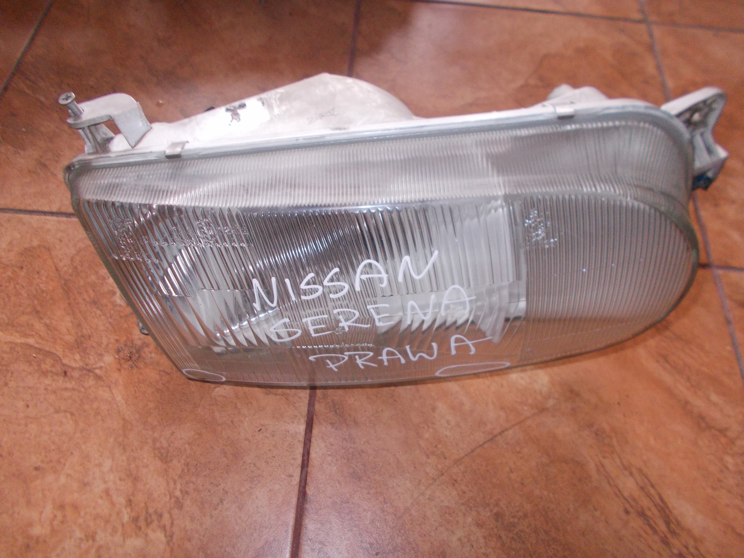 ФАРА ПЕРЕДНЯ ПРАВА NISSAN SERENA