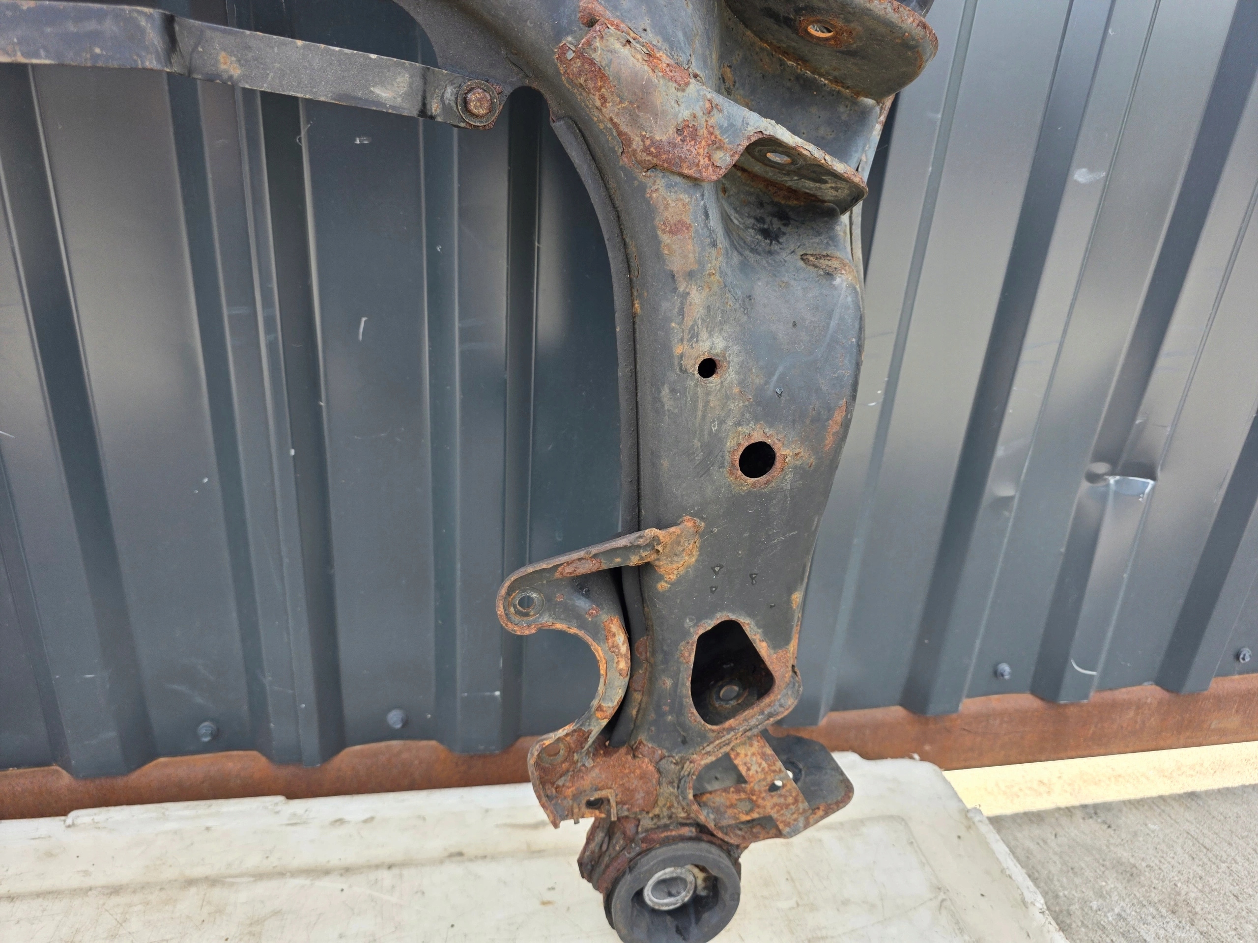 TRAWERS axle beam subframe front AUDI A4 B6 B7 8E0399313BM original !!!