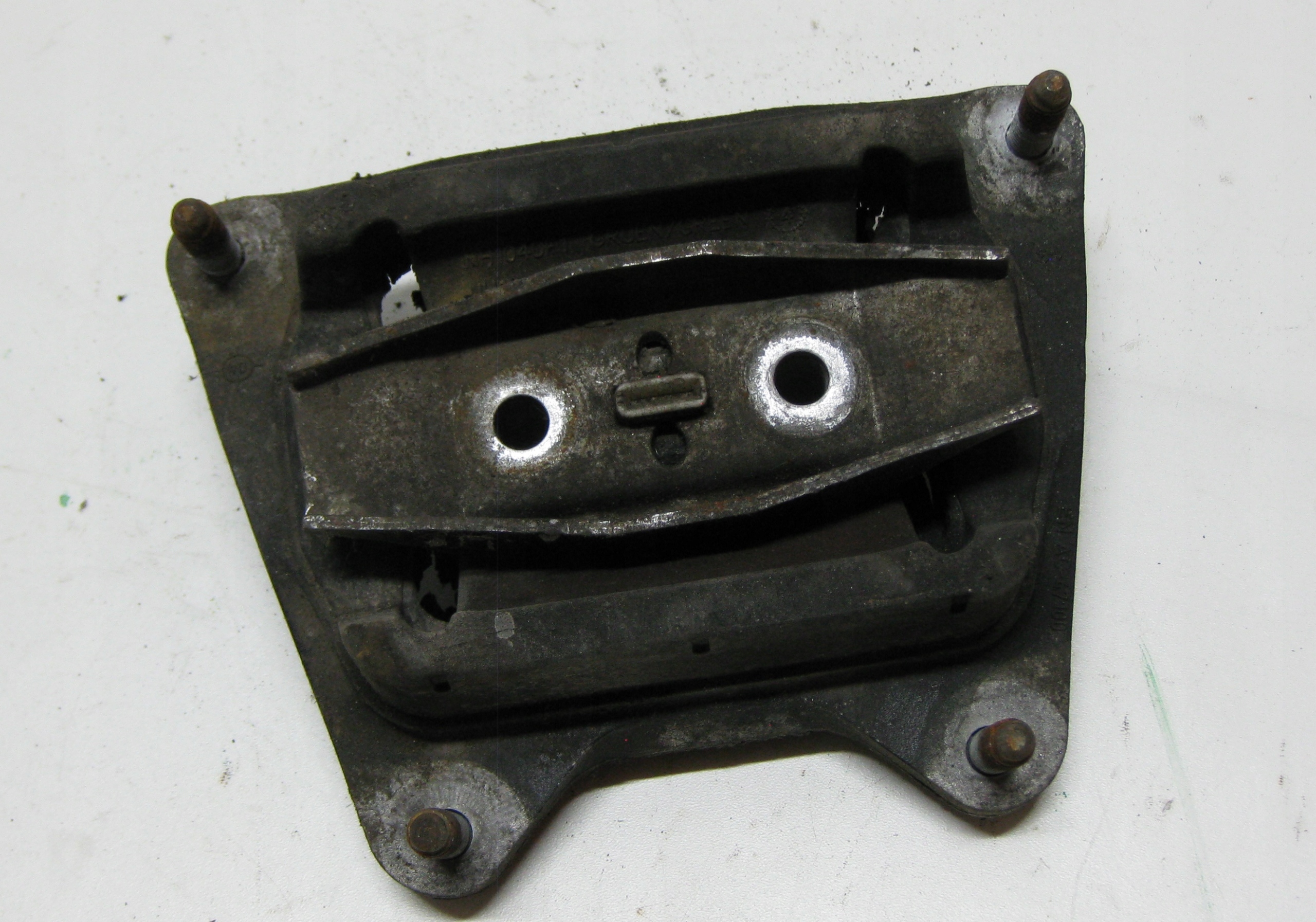 AUDI A6 C6 2.4 6V 05R holder gearbox mount