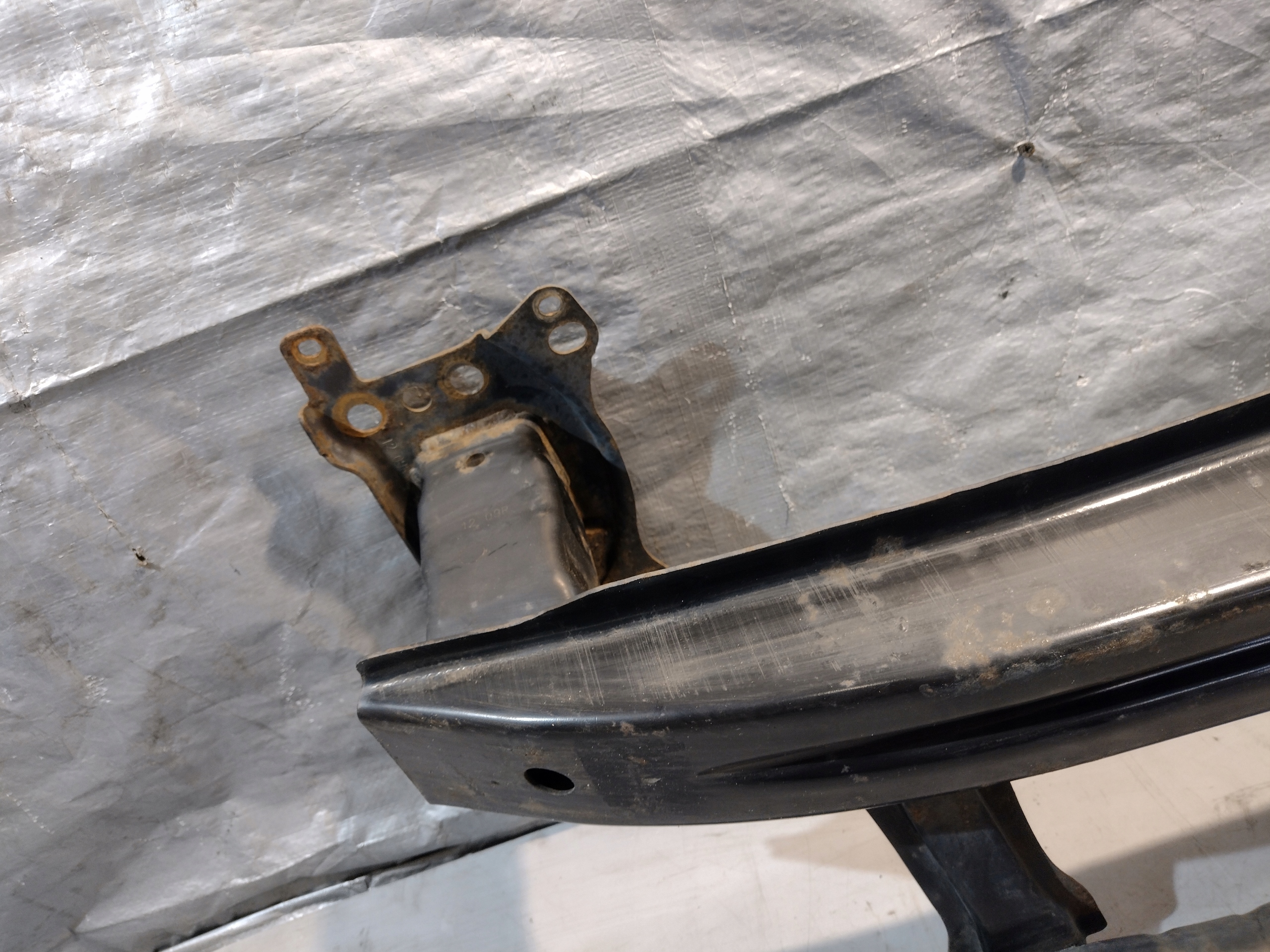 bumper support of the front Volkswagen Passat B6 1,9TDI