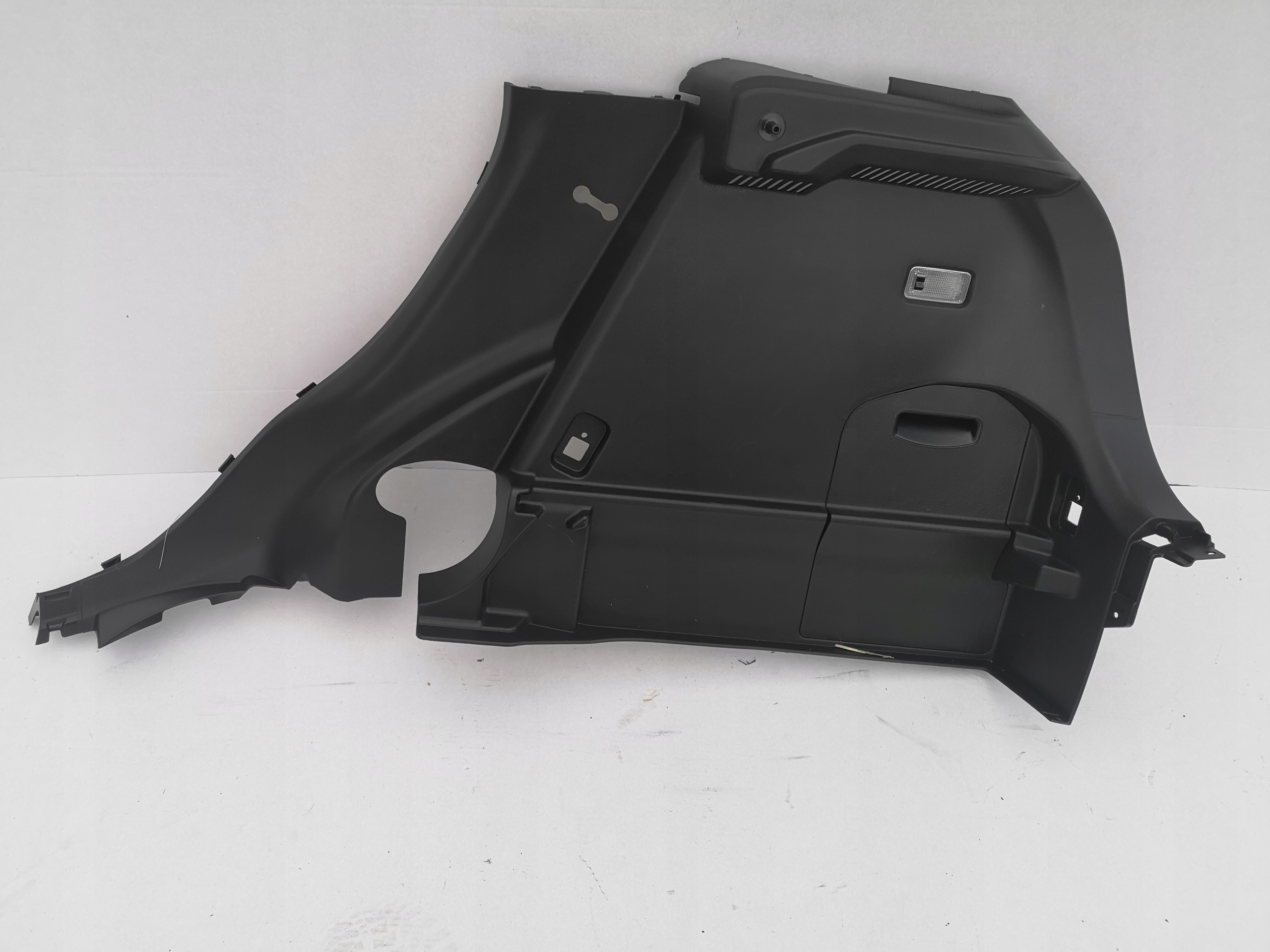 CX-3 ОБИВКА БАГАЖНИКА ПРАВАЯ ЗАДНЯЯ D10E-68850