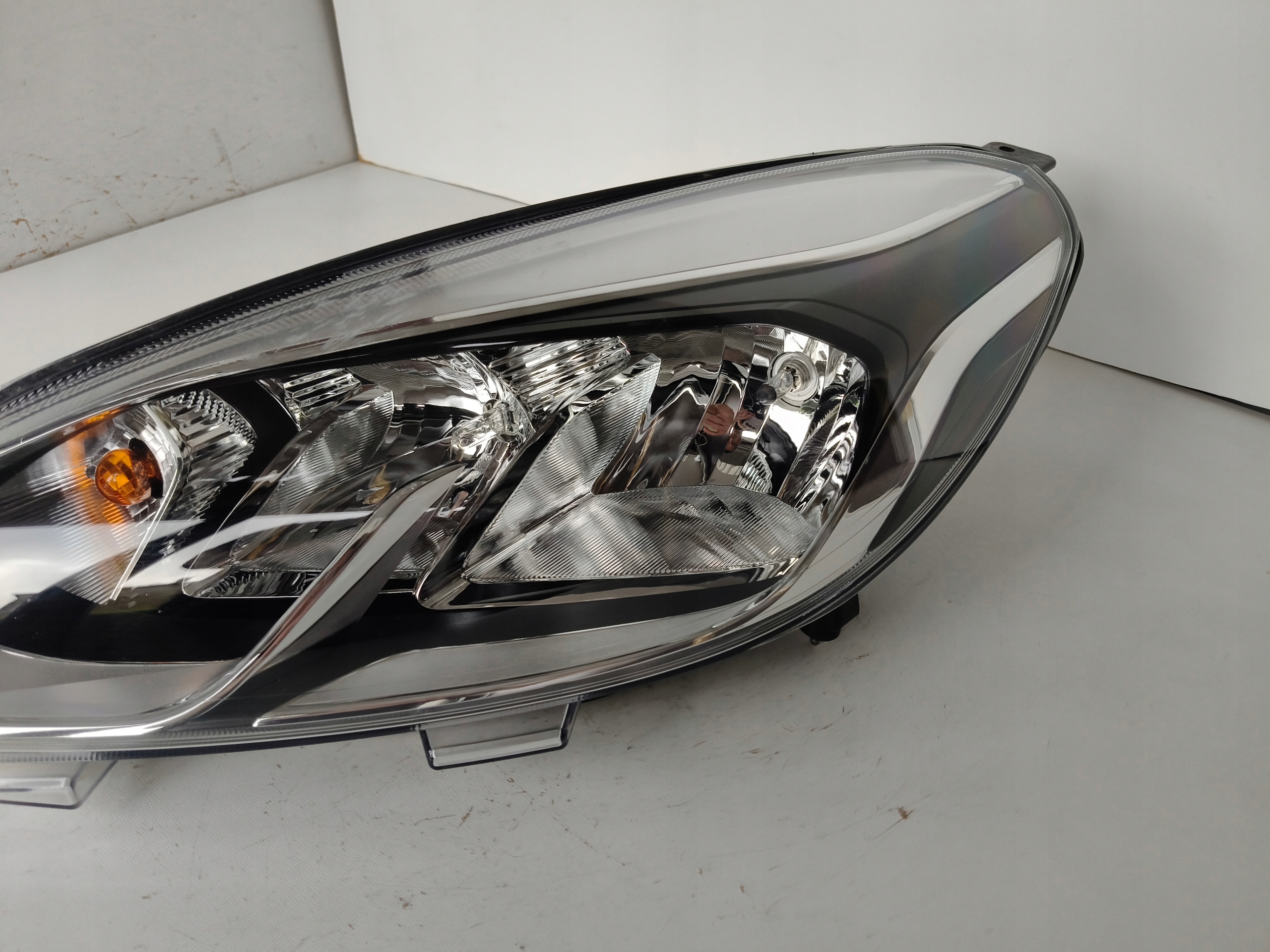 light left REFLEKTOR FORD FIESTA MK8 17