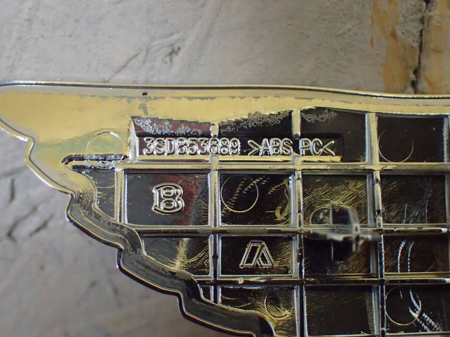 ZNACZEK EMBLEMAT KLAPY TYLNEJ BENTLEY CONTINENTAL Producent części Bentley OE