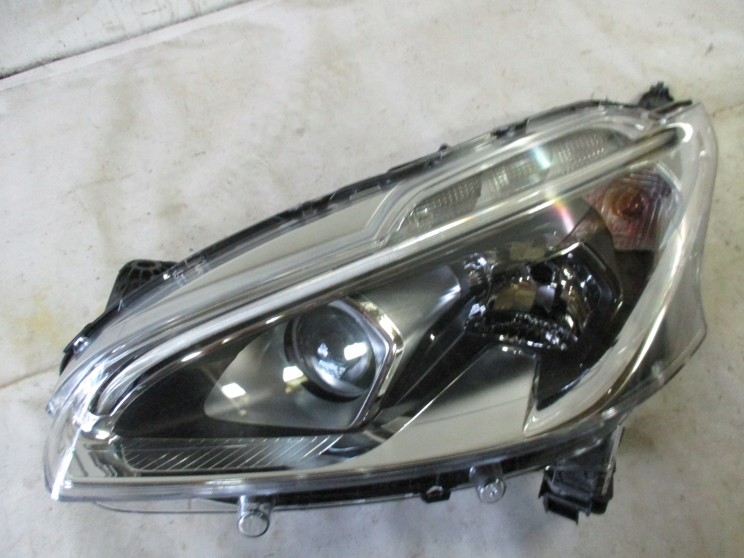 light left front front Peugeot 208 lift 15r-lens LED 9822690480