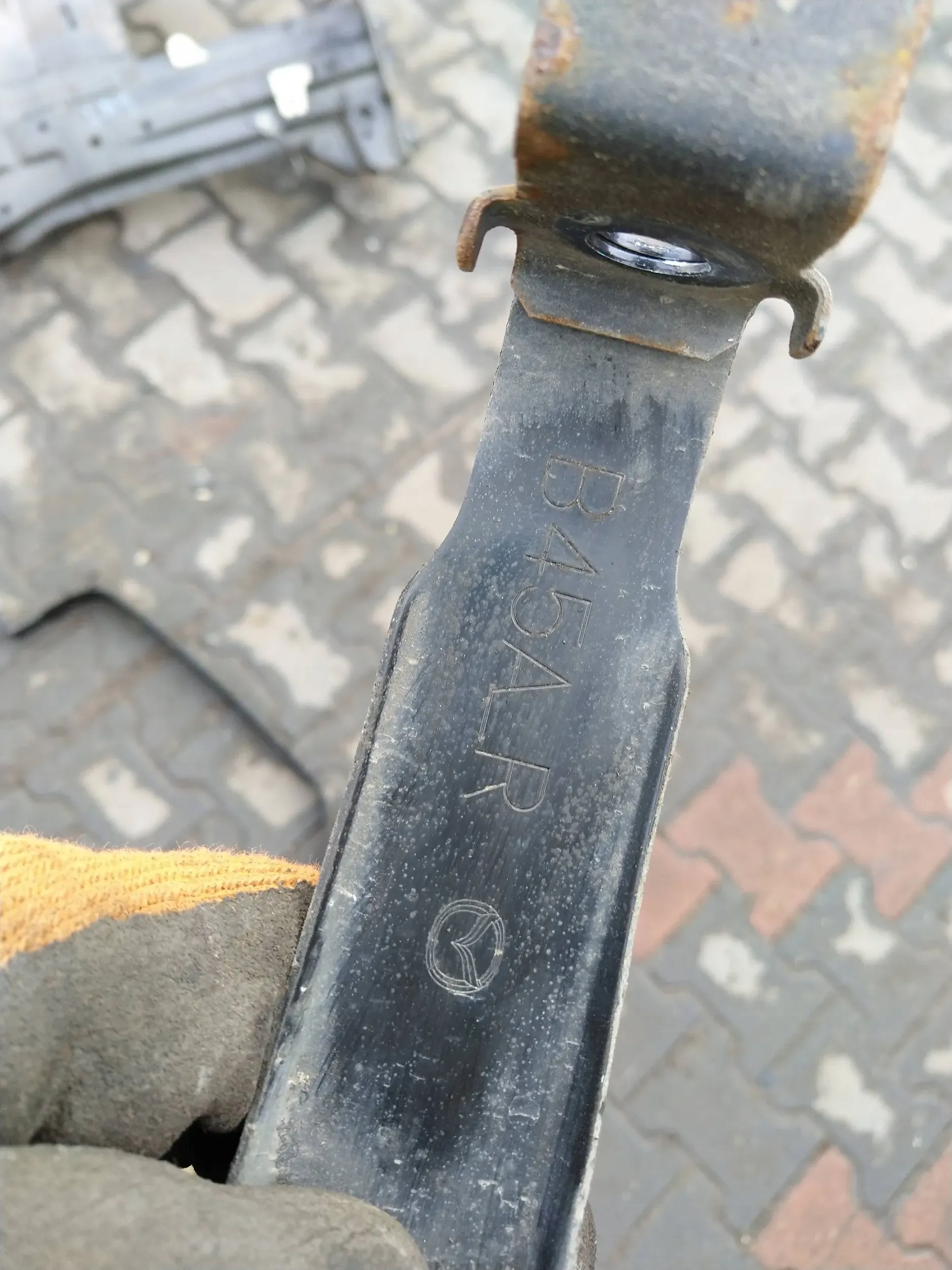 Mazda 3 III BM 17r Poignée Support plaque Réservoir Carburant