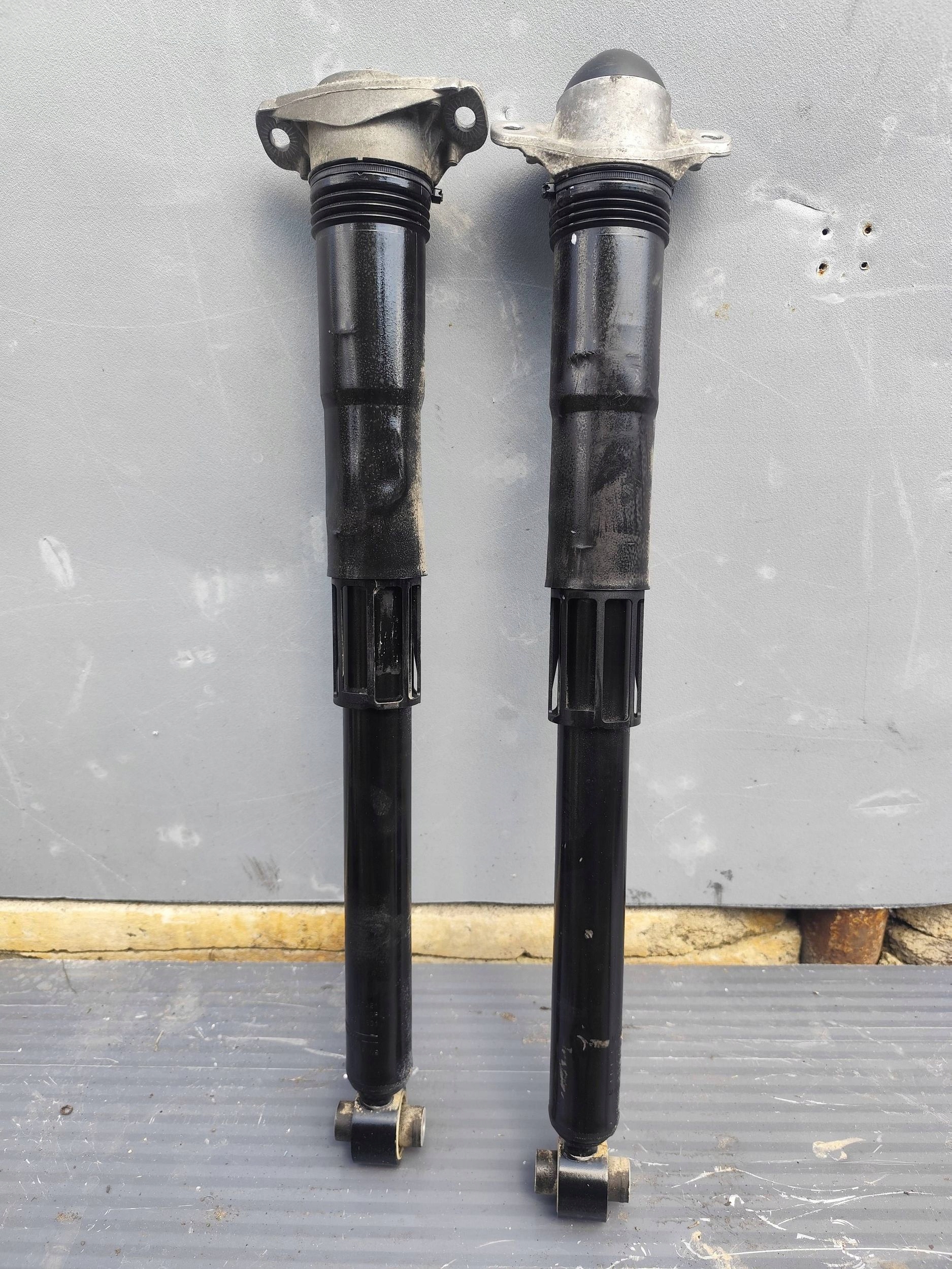 AUDI Q3 II 83A shock absorber rear part right left KOMPLET
