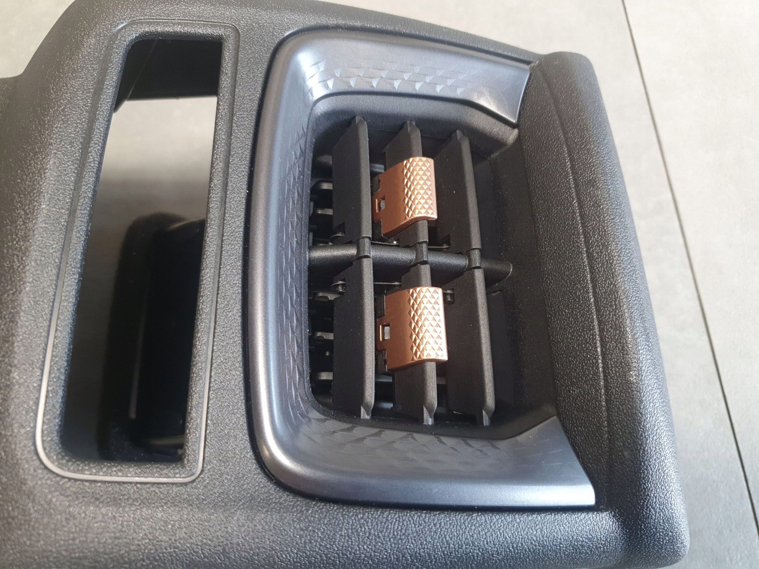Cupra Terramar grid air conditioning devices rear part 578864298A