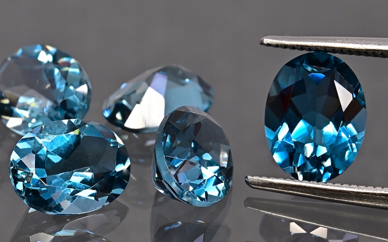 Topaz London blue fazetovaný ovál 10x8 mm