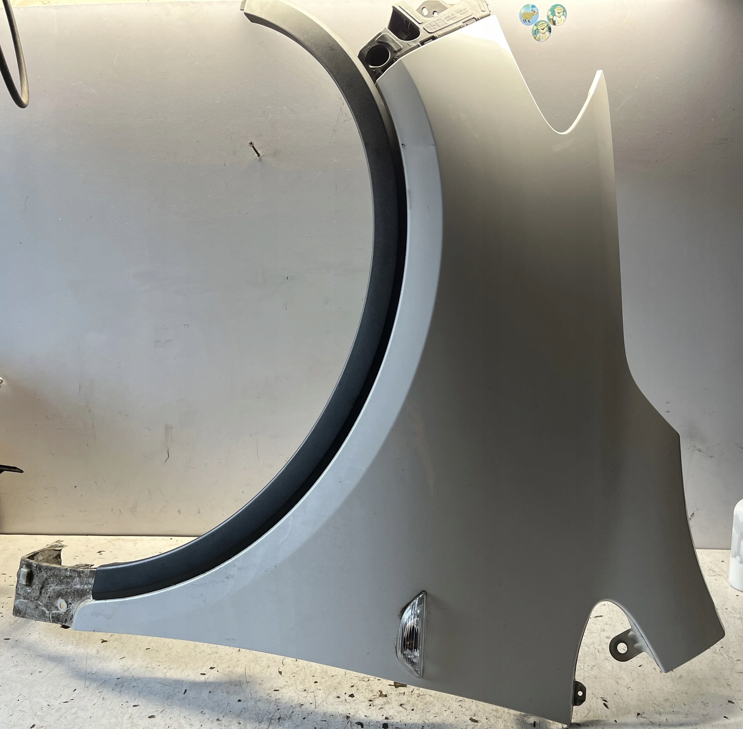 OPEL MOKKA A fender left front front Z40R GAZ BIALY