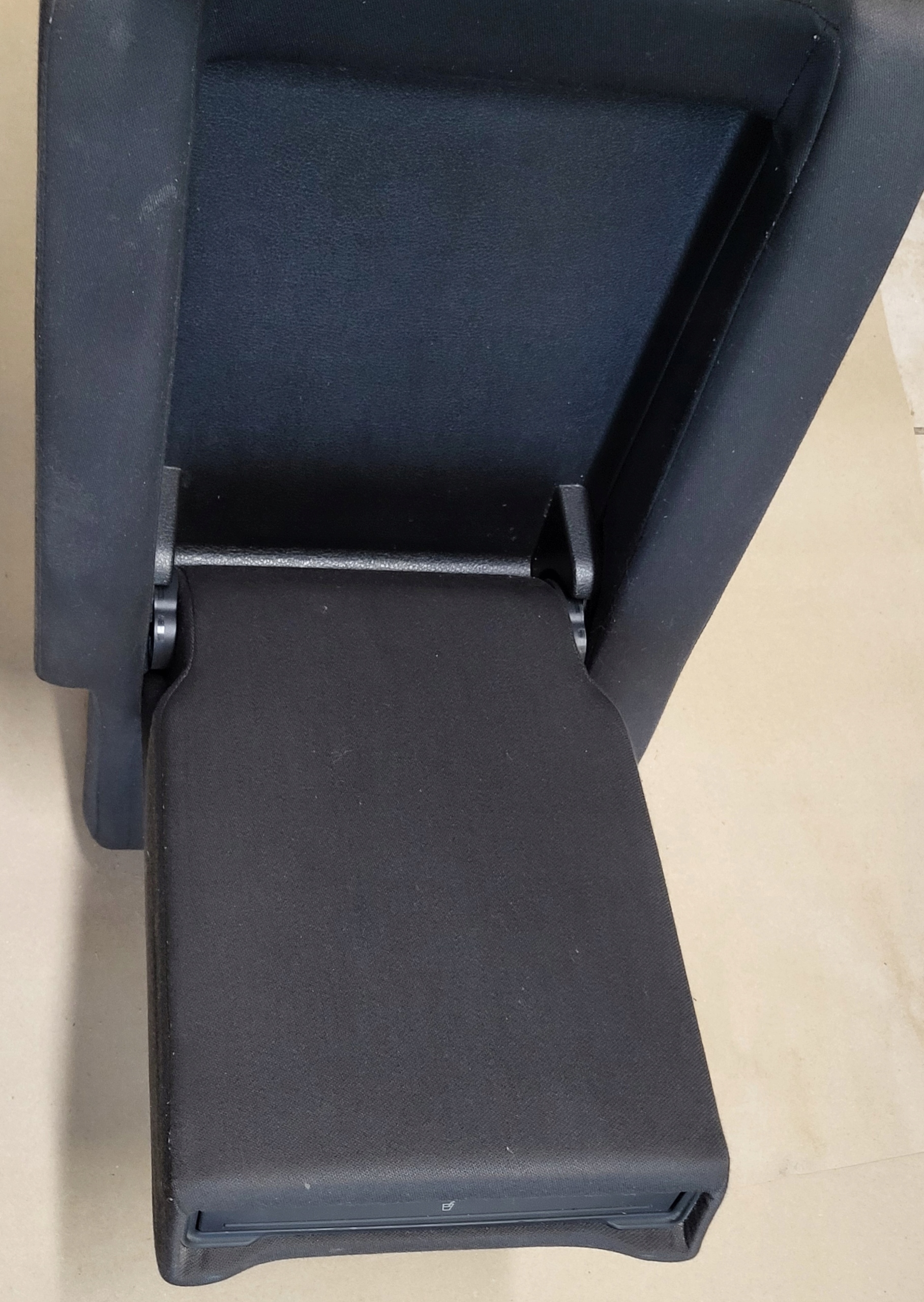armrest bracket for KUBKI CUPHOLDER rest central rear part AUDI Q7 4L OE
