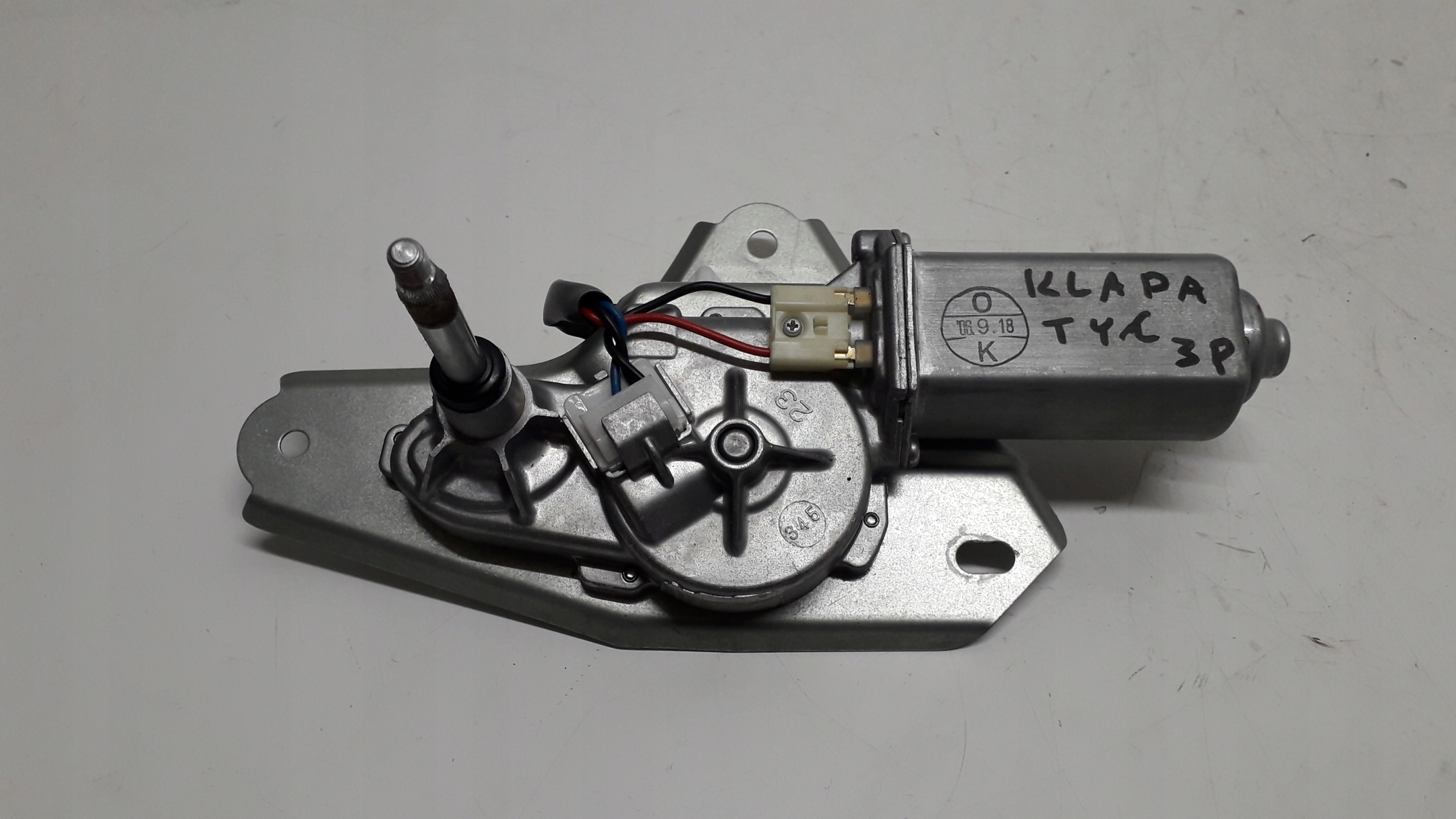 MAZDA 2 II DY 02-07 SILNICZEK WYCIERACZKI TYŁ