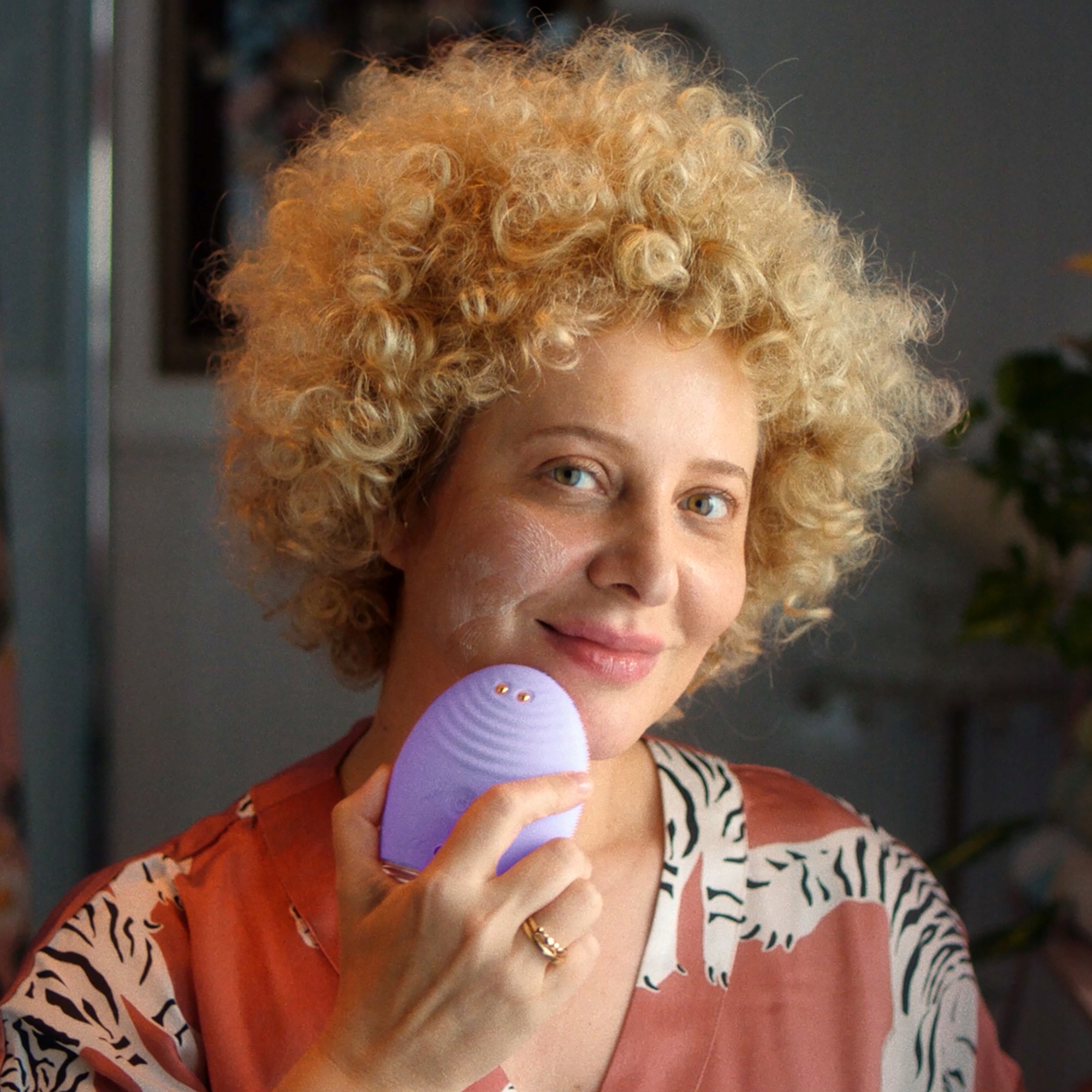 FOREO LUNA 4 Plus Sensitive + SERUM 2.0 30 ml + Nawilżająca maska na noc 15 ml Kod producenta F2259