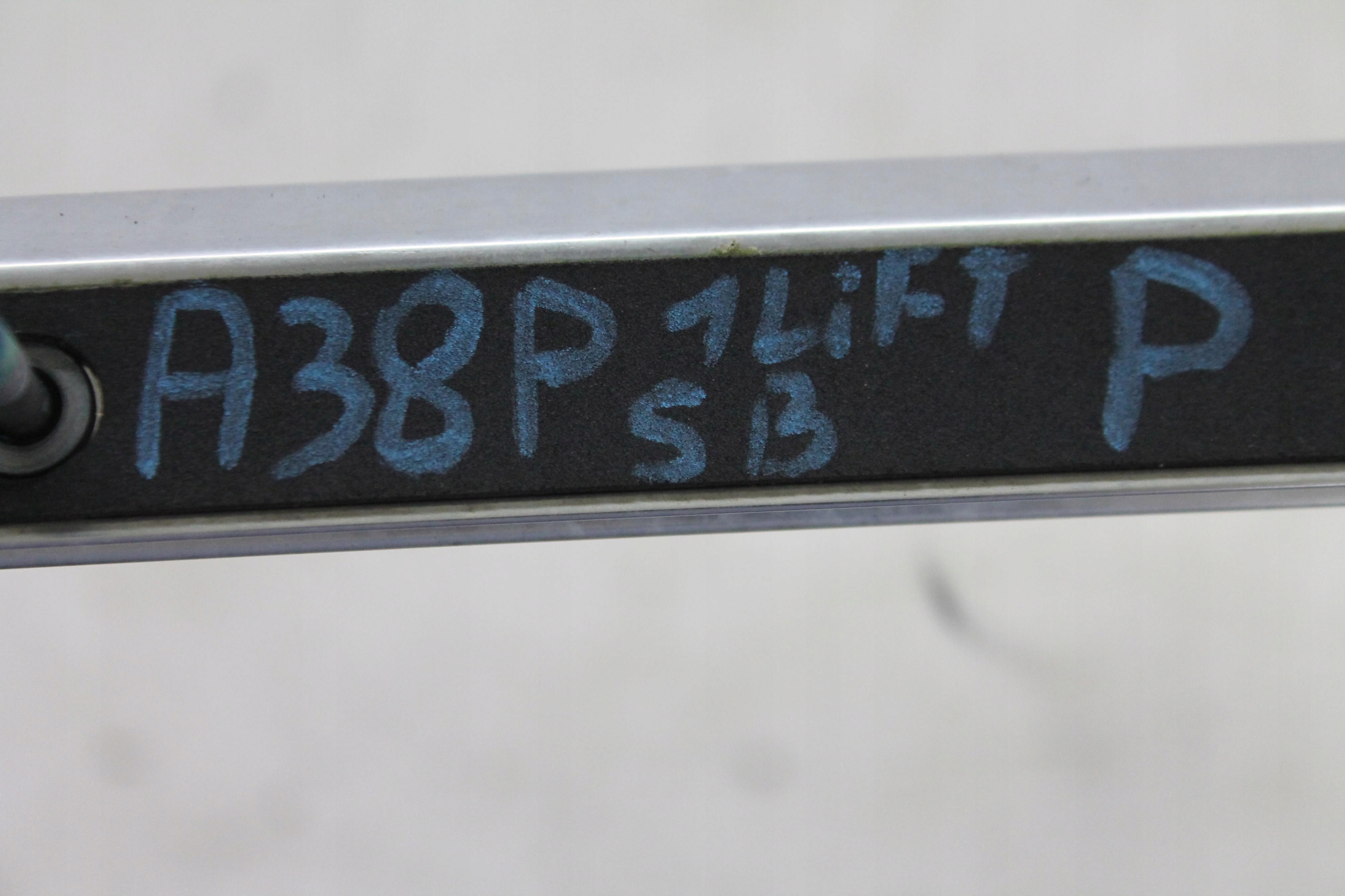 LISTWA DACHOWA RELING PRAWY 8P4860022L A3 8P 05-08 Numer katalogowy części 8P4860022L